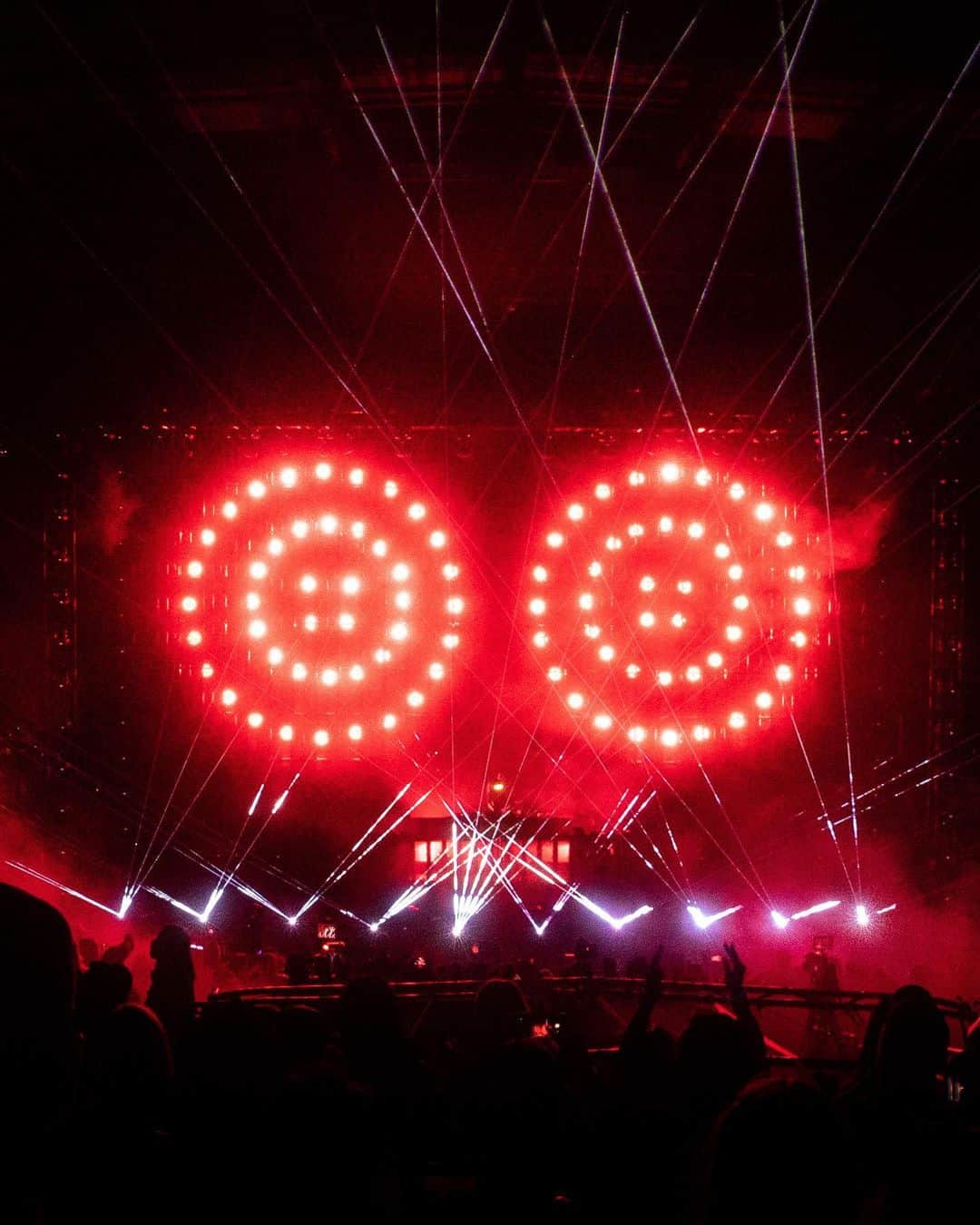 REZZさんのインスタグラム写真 - (REZZInstagram)「REZZ ROCKS NIGHT 1 ✔️ thank you all so much…. Night two tonight.  Vids and pics by @tessapaisan  @ragin__gagin」9月2日 0時35分 - officialrezz