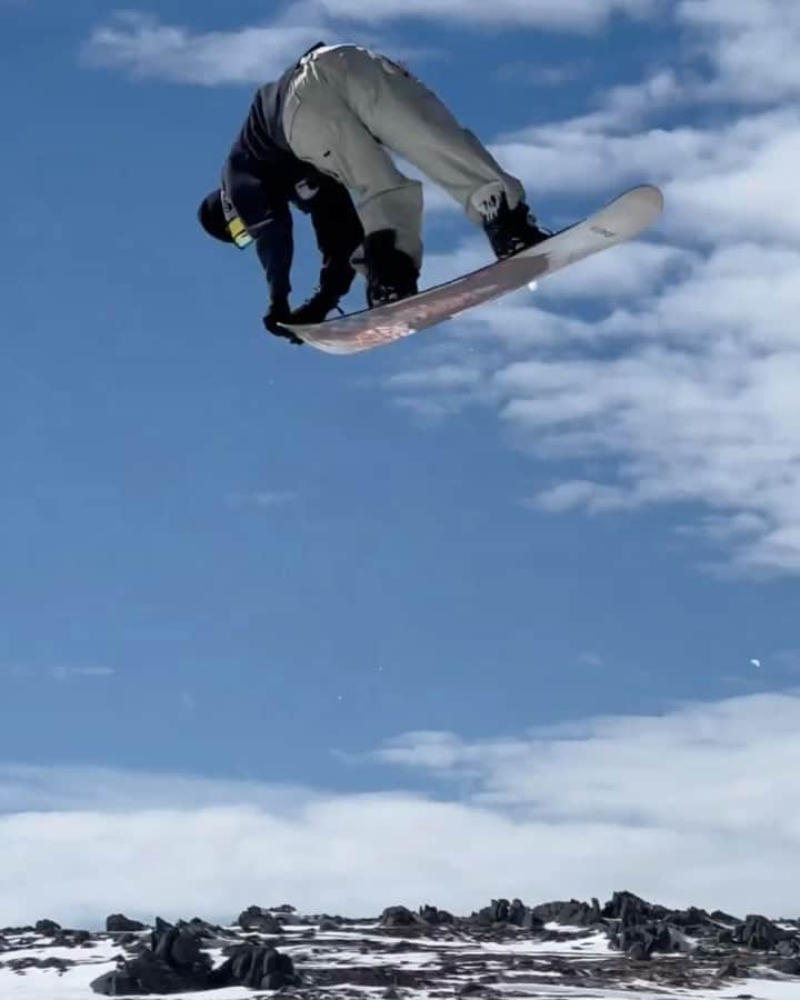アナログクロージングのインスタグラム：「@lukewinkelmann warming up for winter with a bit of airtime 🛫  📍@thredboresort #Burton  #Snowboarding」