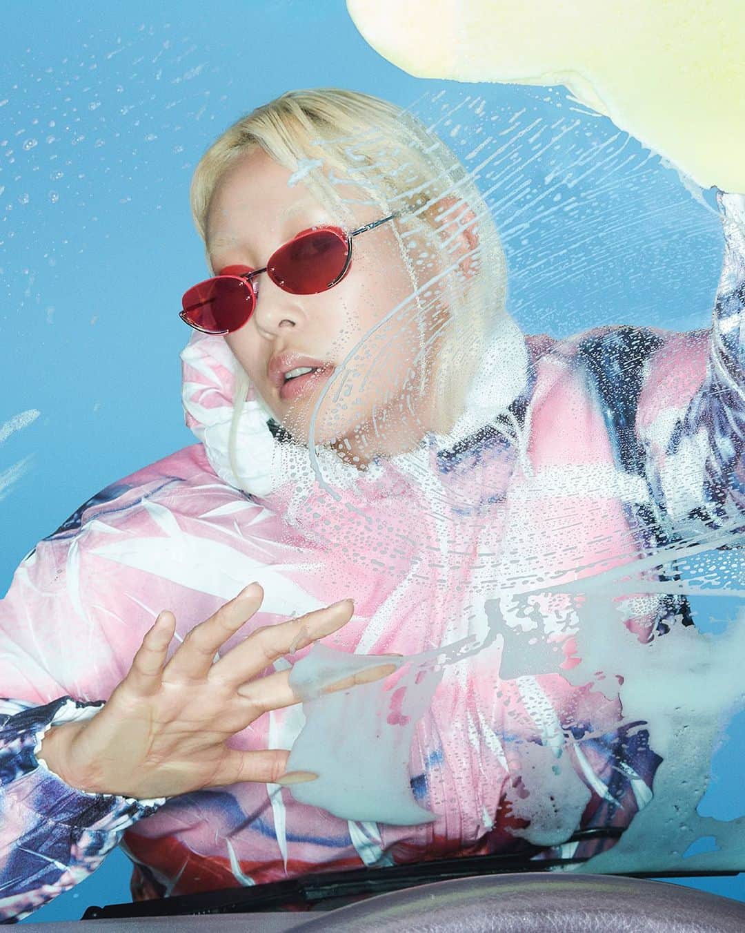 ディーゼルのインスタグラム：「Seeing things crystal clear.   New pink-tinted sunglasses from the #DieselFW23 collection have everything coming up rosy.   Tap to shop and discover more at the link in bio.   #ForSuccessfulLiving」