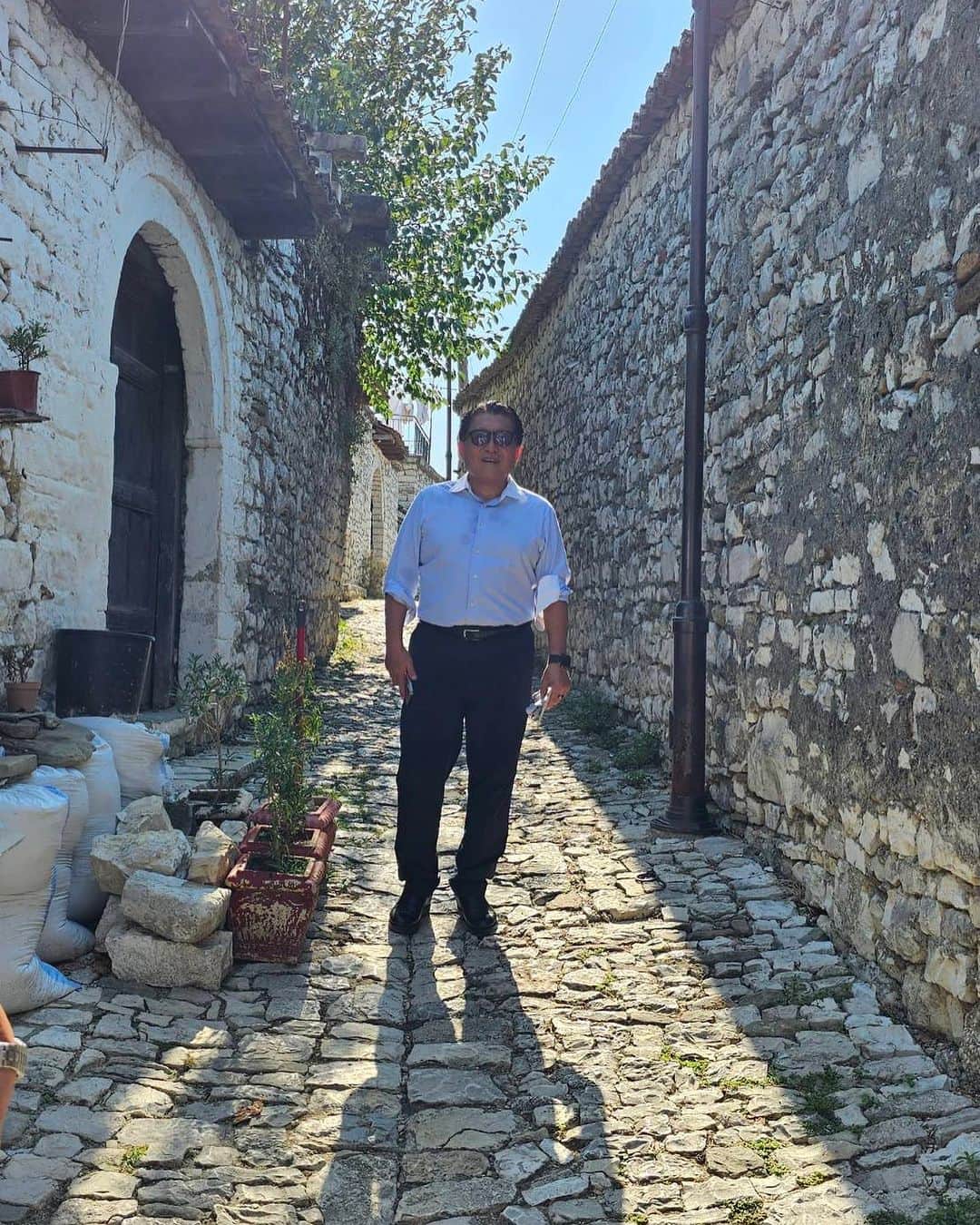 平井卓也さんのインスタグラム写真 - (平井卓也Instagram)「アルバニアの面積は四国の1.5倍で人口は約280万人。アドリア海に面し、ギリシャ、モンテネグロ、コソボに囲まれ、美しい歴史地区、ユネスコの世界遺産、そして新鮮な食材を使った美味しい料理が楽しめる素晴らしい国です。それより私が感銘を受けたのは、四国八十八ヶ所の遍路道と同じ接待の文化があることです。「BESA 」はアルバニアの文化的慣習であり、強い名誉、おもてなし、忠誠心を促進します。約束を守ること、ゲストを守ること、他人に優しさを示すことの重要性を強調しています。 「BESA」という用語は、「信仰」または「約束」を意味するアルバニア語に由来していて、「BESA」はアルバニア社会に深く根付いており、この地域の複雑な歴史と行動規範に歴史的なルーツがあります。日本からの旅行者はまだ多くありませんが、豊かな自然と美味し料理だけでも満足度の高い旅行になるはずです。」9月2日 0時46分 - hiratakuchan0125