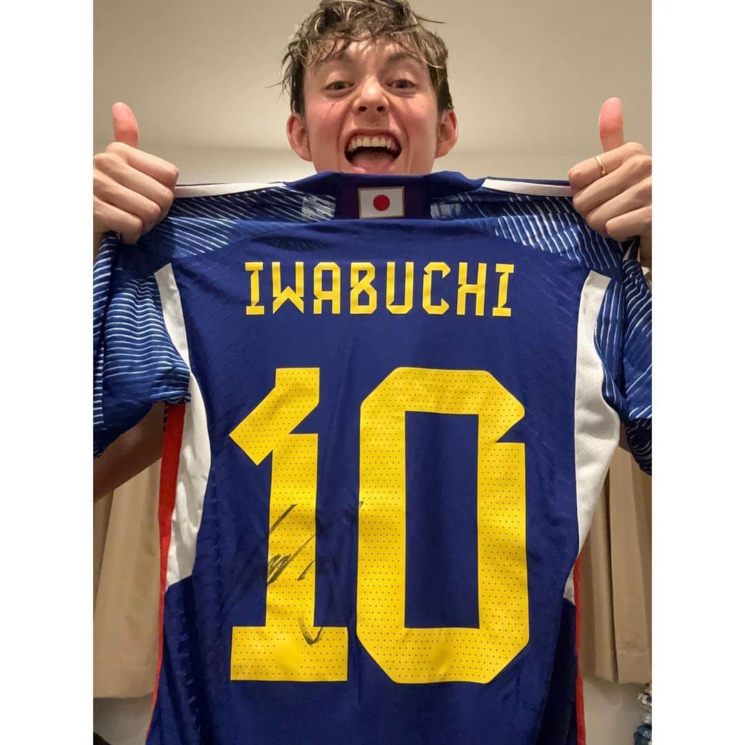 ハリー杉山のインスタグラム：「岩渕選手！ぶっちー！  お疲れ様です🔥🔥🔥  日本の宝、Magic Mana, マナドーナ❤️  我々日本人だけではなく  世界で愛されたぶっちーのプレーをもう 目で拝めないのは  もちろん悲しい気持ちもありますけど  今はただただ  "お疲れ様！you absolute legend!" と本人の前で叫びたいです⭐️  ウザがれると思いますが。笑  Magic Mana hanging her boots, but to be honest  It's her decision, and no doubt she's thought over it six million times during her massive career  She's happy with it, and so are we, what a stellar career, what a player, what an inspiration❤️  and just a beauty of a character⭐️  all behind Mana!!  @iwabuchi.m_jp 本当おつかれさま⭐️⭐️⭐️💃🏻💃🏻⭐️⭐️⭐️」