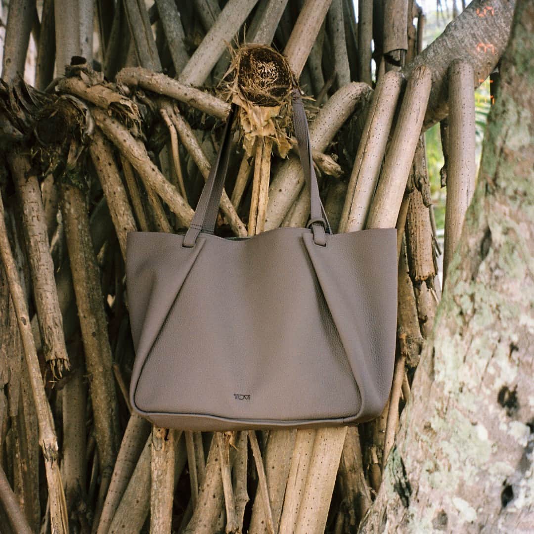 トゥミのインスタグラム：「The Georgica collection takes inspiration from the ethereal landscapes found on Georgica Beach in East Hampton, NY. The tranquility of Georgica's shores is evident in the collection's designs with unstructured silhouettes and soothing shades like this beachy taupe.   #TUMIGeorgica」