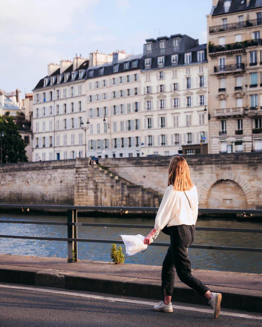 My Little Parisのインスタグラム：「Se faire une fleur. 🇬🇧: I can buy myself flowers. 🎶 (📸: @l.r.e)」