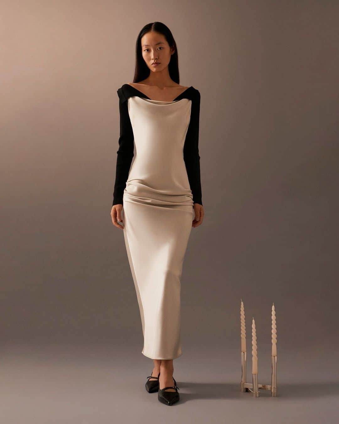 トラサルディのインスタグラム：「The #TrussardiFW23 collection proposes an elegant and contemporary wardrobe inspired by the modern aristocrat, merging heritage-steeped classics with modern details and silhouettes. In womenswear, luxe satin fabrics and cutouts add a touch of sensuality to conventional preppy looks. Available soon in stores and online.⁣ ⁣ Photography: @albertomora___  Set design: @elenamora__」