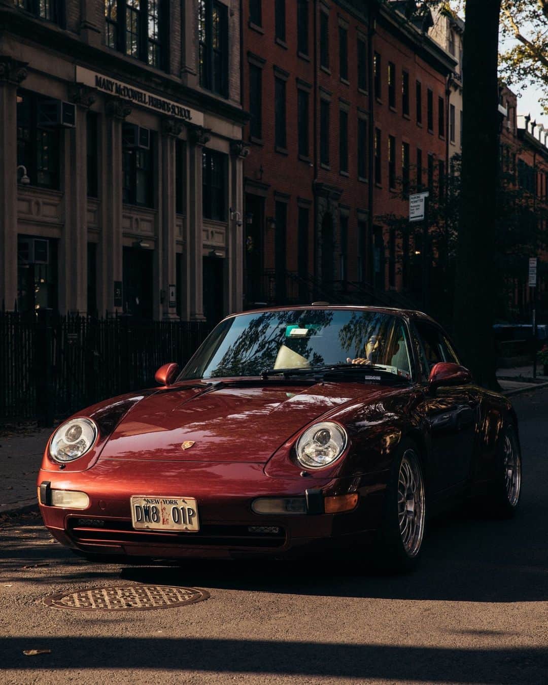 Porscheさんのインスタグラム写真 - (PorscheInstagram)「Meet Wilson and his 1996 Porsche 911 Targa.  Between New York City's buzzing car scene and the daily grind at his beloved Nom Wah, a tea shop Wilson runs in Manhattan's China Town, he is rarely idle. Stepping out of the restaurant, his car becomes his way to decompress.  "Porsche brings back memories of my teenage years in the 90s and going to car shows with my dad. That's why my 993 Targa is so special to me. It is, and always will be, the ultimate driving machine."   Every Porsche story is unique. Tell yours using #PorscheMoment 📸 @ohadkab」9月2日 1時00分 - porsche