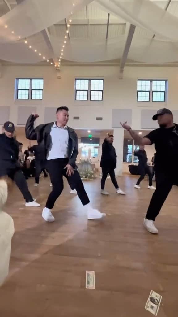 マイケル・ジャクソンのインスタグラム：「Tiktok user jay_sure shared how his friend, Ray Angelo, a groom made a grand entrance at his wedding along with the rest of his groomsmen, choreographed to Michael’s “You Rock My World.” Share your dance set to Michael’s official sounds with the tag #MyMJMoves」