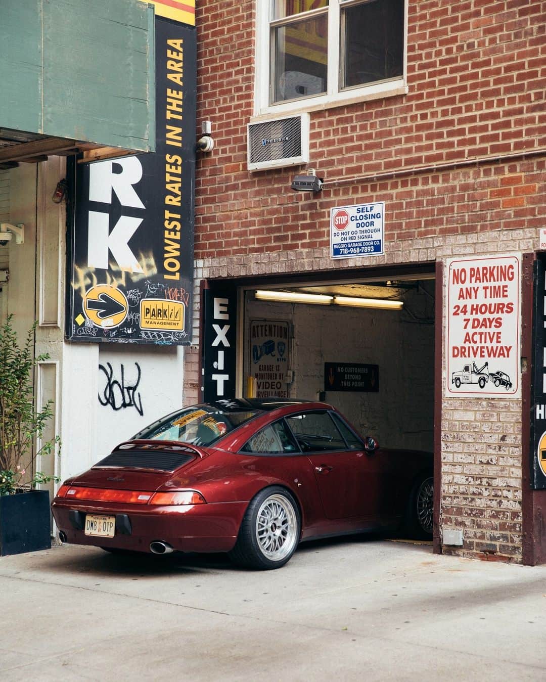 Porscheさんのインスタグラム写真 - (PorscheInstagram)「Meet Wilson and his 1996 Porsche 911 Targa.  Between New York City's buzzing car scene and the daily grind at his beloved Nom Wah, a tea shop Wilson runs in Manhattan's China Town, he is rarely idle. Stepping out of the restaurant, his car becomes his way to decompress.  "Porsche brings back memories of my teenage years in the 90s and going to car shows with my dad. That's why my 993 Targa is so special to me. It is, and always will be, the ultimate driving machine."   Every Porsche story is unique. Tell yours using #PorscheMoment 📸 @ohadkab」9月2日 1時00分 - porsche