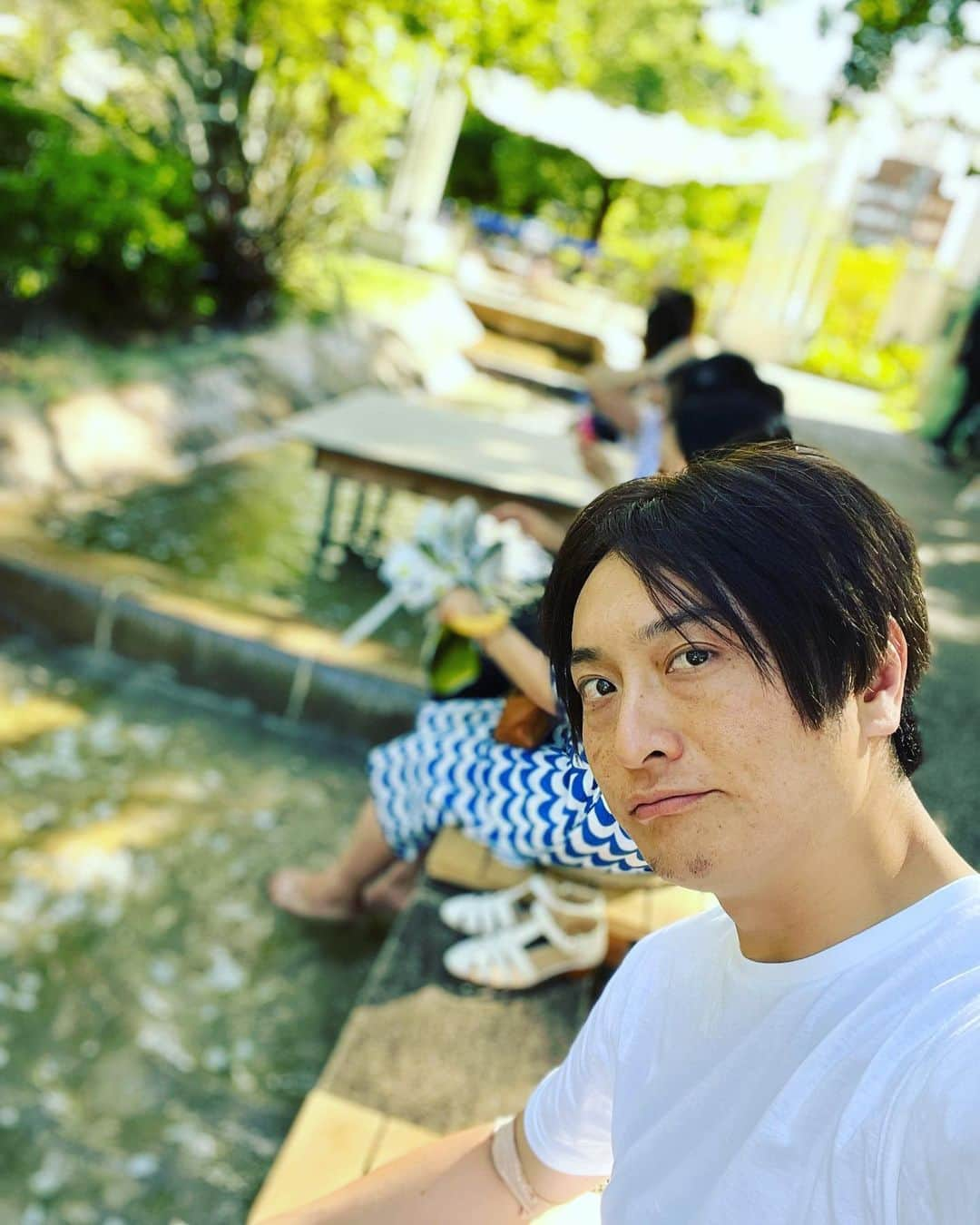 JP（ものまねタレント）のインスタグラム：「夏らしいことしたのこれくらいでした。 スネ毛もじゃっててごめんなさい🙏  仕事のご依頼はインスタのDMでお問合せください。  Twitterアカウント→　#jpmaesaka Twitterアカウントポケモン→#jp_pkmn YouTubeチャンネル→#モノマネモンスターJP TikTok→#monomamejp #足水 #夏 #🧊 #ネイチャー #ものまね代行世代 #夏らしいこと #ワイドナショー #JPさん #松本人志 #浜田雅功 #ダウンタウン #ものまね芸人 #松本人志ものまね #研音 #川島明ものまね #ラヴィット #滋賀芸人 #農業高校出身 #すべらない話 #IPPONグランプリ #ダウンタウンDX #どどどどっとJP #おはスタポケモン部 #ポケモン #しゃべくり007」