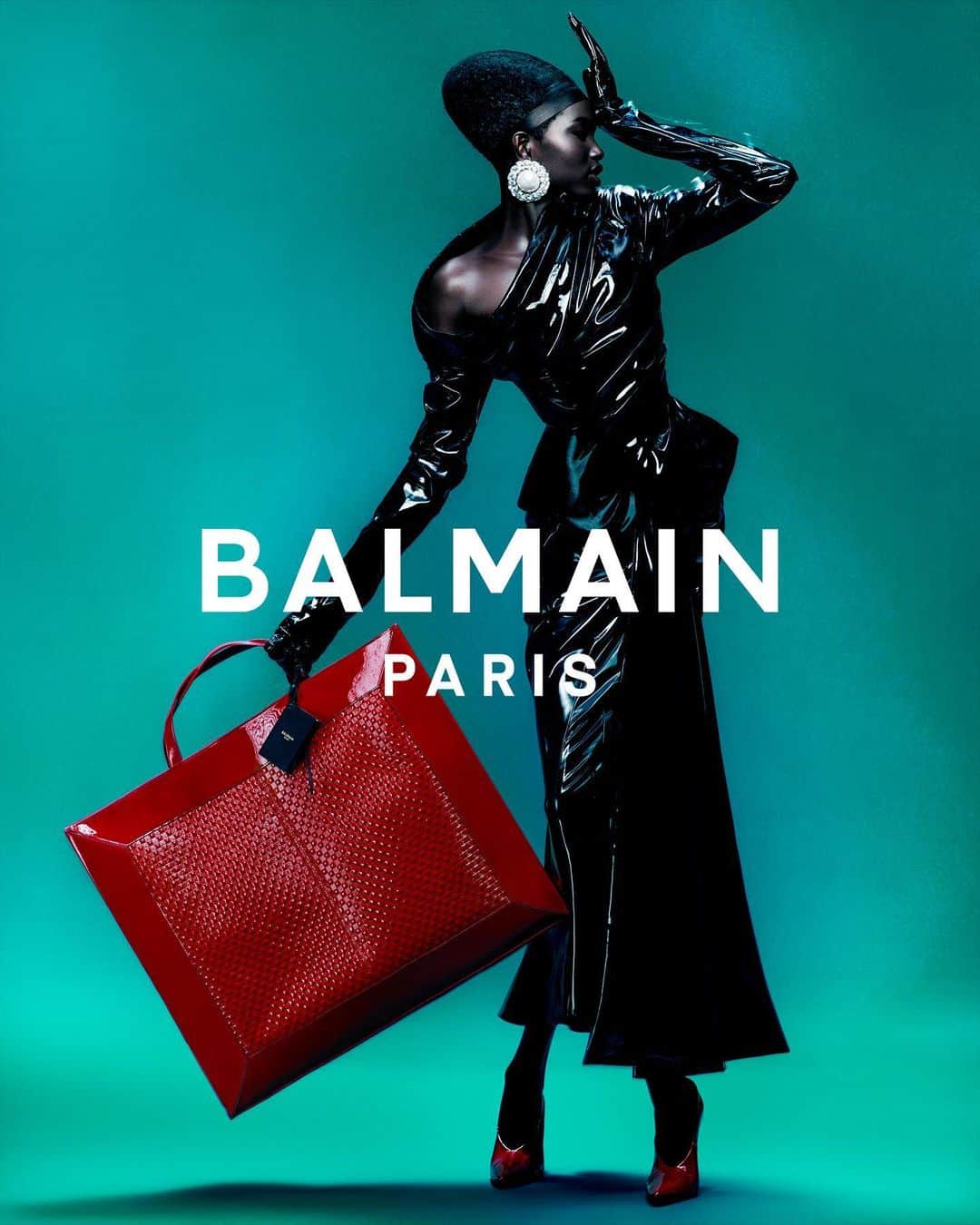 バルマンのインスタグラム：「BALMAIN FALL/WINTER 2023 For the house’s latest campaign, photographer @rafaelpavarotti_ offsets the collection’s architectural, archival design with his signature lush color palettes for what Creative Director @olivier_rousteing has lovingly dubbed “pop couture”. #BALMAINFW23  Creative Director: @olivier_rousteing Photography: @rafaelpavarotti_ @artandcommerce  Stylist: @stockdale.charlotte @katielyall Director of Content Creation: @michail_pelet Hair: @eugenesouleiman Makeup: @chiaolihsu @clmagency Manicurist: @laurenmichellepires @future__projects Casting: @bitton @establishmentny Model: @duop_nyaduola  Set Designer: @Ibbynjoya @newschoolrepresents Executive Production: @nowopentv Production: @ragidholakiaproductions」