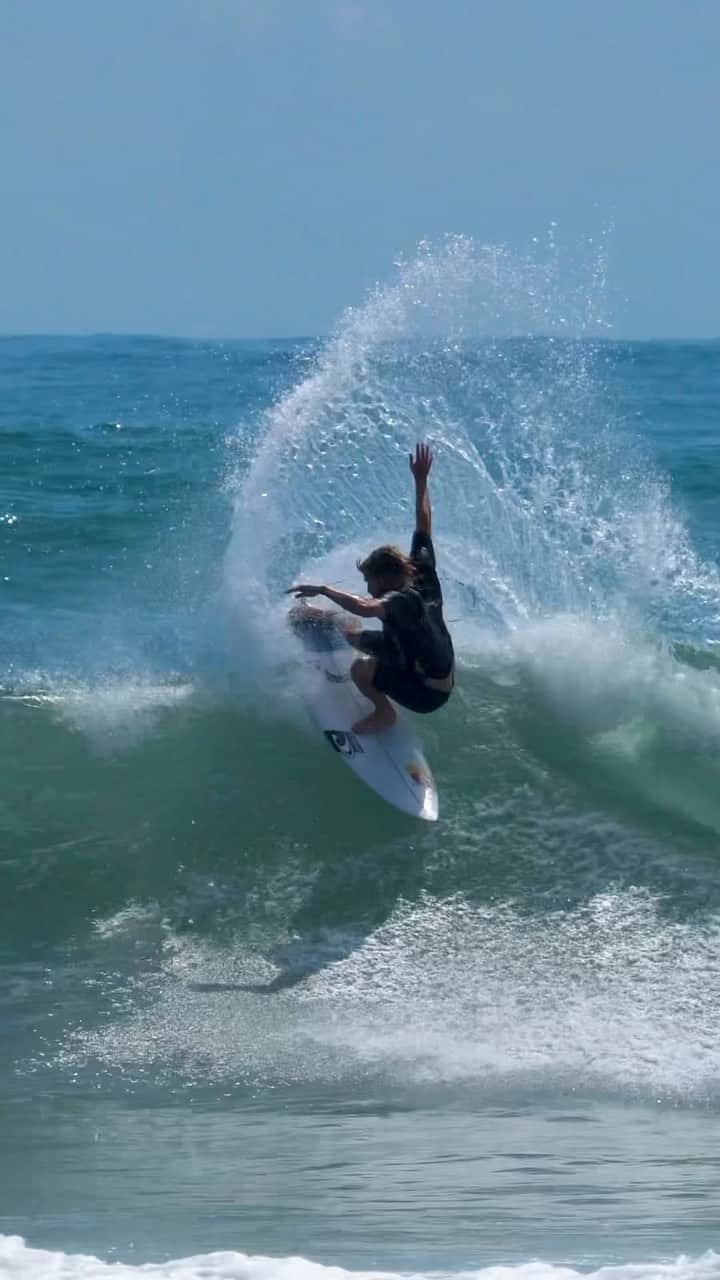 コロヘ・アンディーノのインスタグラム：「@koloheandino24 x Franklin on his @lostsurfboards 3.0 Stub Driver 🎥 @jeffrey.oneil 📍Cape Hatteras, NC」