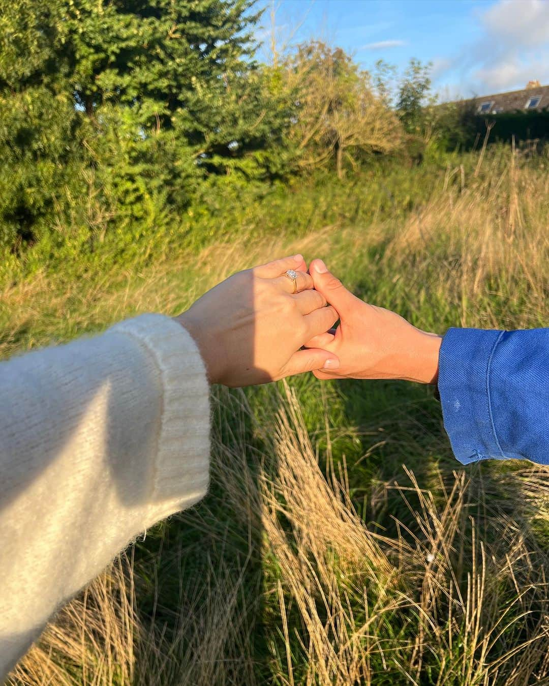 Estée Lalondeさんのインスタグラム写真 - (Estée LalondeInstagram)「Your girl is engaged 💍🥹😭💞」9月2日 1時11分 - esteelalonde