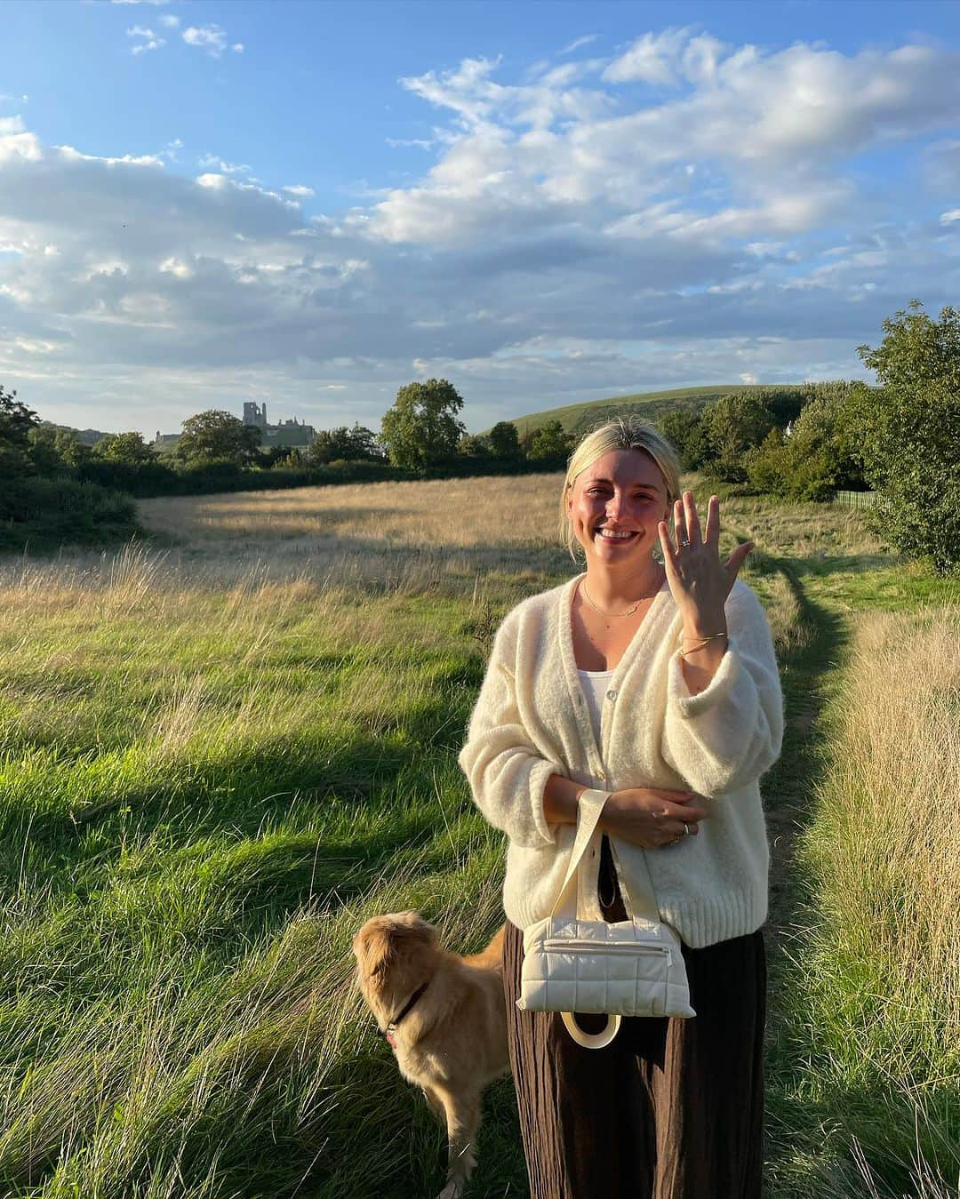 Estée Lalondeさんのインスタグラム写真 - (Estée LalondeInstagram)「Your girl is engaged 💍🥹😭💞」9月2日 1時11分 - esteelalonde