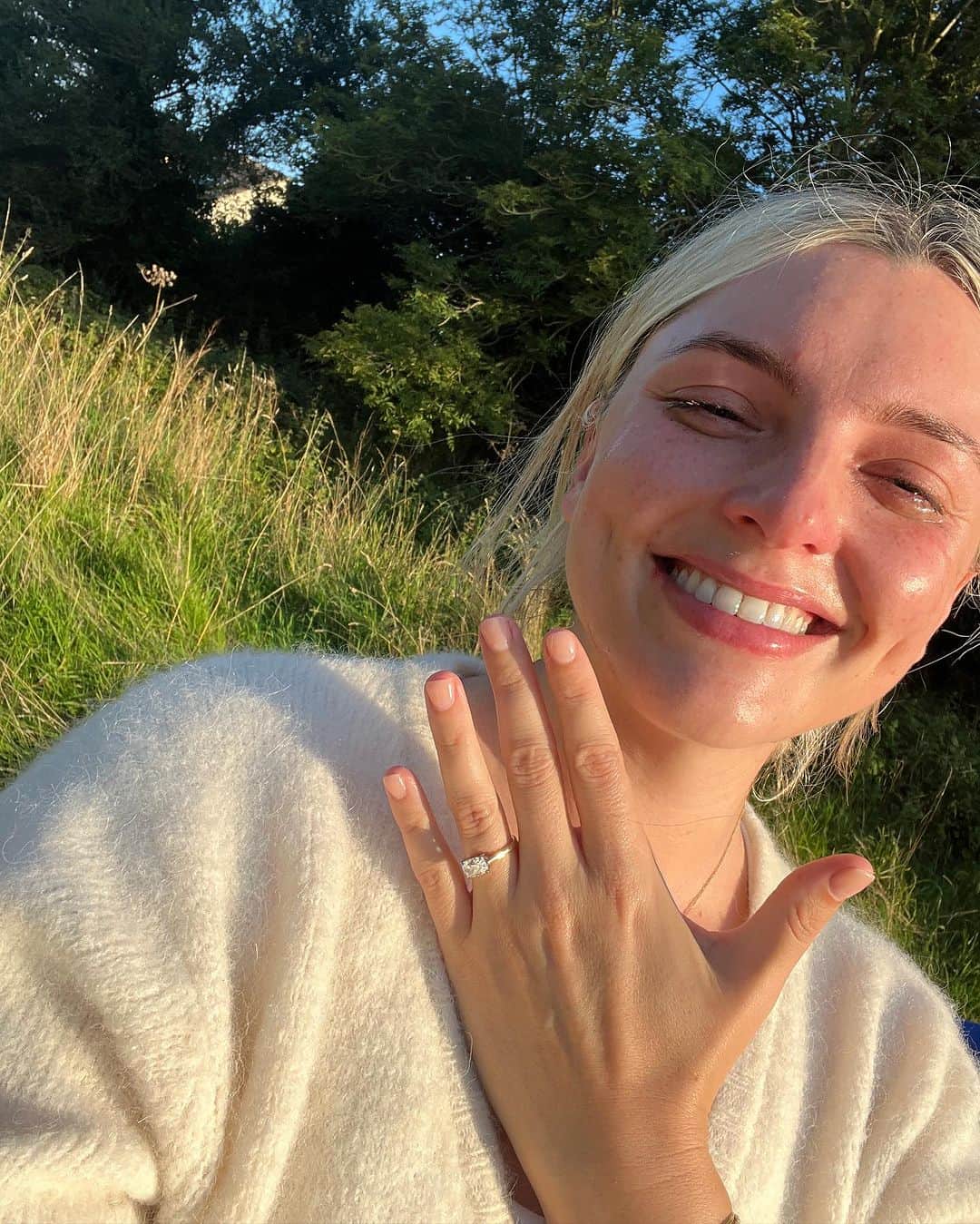 Estée Lalondeのインスタグラム：「Your girl is engaged 💍🥹😭💞」