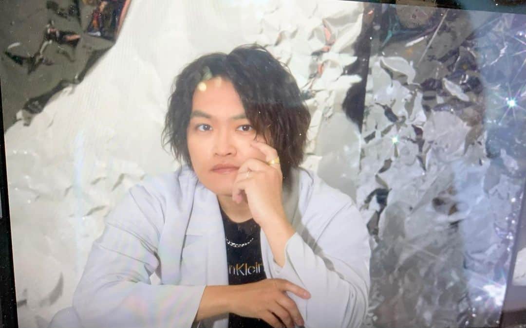 木島隆一のインスタグラム：「自分史上一番ギラギラしてたな。ステージの照明をみてイメージしてくださったんじゃないかなと✨✨✨過剰なものって何でも笑っちゃうんですよね笑ははは。でもカッコよく撮っていただけてありがたい🙏」