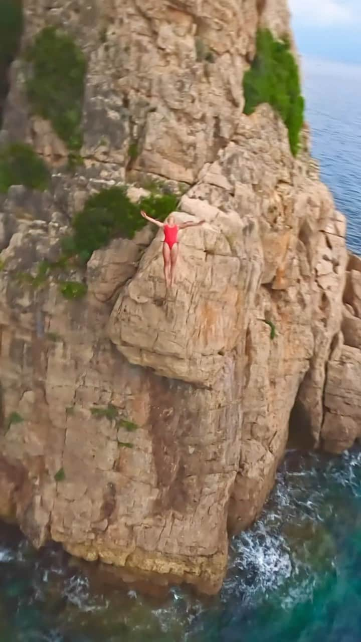 ローラ・マリノのインスタグラム：「Baywatch version cliffjumping 🛟🦺⛑🛑 First try pour ce shot by @floriantissier 👉🏻 & L’histoire ne dit pas que l’escalade était très très sketchy et qu’on s’était même pas concertés pour les maillots 🔴   🩱 @seayouandi_swimwear  🙋🏻‍♂️ @2pieds_enlair x @vilebrequin  🎥 @goprofr @gopro by @floriantissier 🛸  📍 Sardaigne, Italie 🇮🇹   #cliffjumping #cliffjump #goprofr #gopro #goprofamily #goproambassador #visitsardinia #sardinia #italy #travel #discover #outdoor #outdoors #outdooradventures #nature」