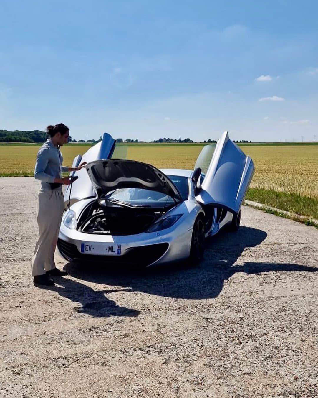 ウィリー・カルティエのインスタグラム：「250mph on the road or in the sky」