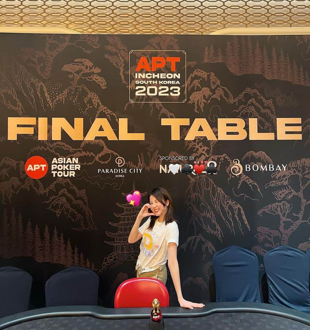 フォン＝サナンタチャット タナパットピサーンのインスタグラム：「Final Table 💖  #48: Double Stack - turbo  APT Incheon 2023  เย้ ปิดจ๊อบสำหรับการแข่งทัวร์ครั้งนี้ค่า ตั้งเป้าหมายไว้จะเข้า Final Table ให้ได้ ฝนก็ทำได้แย้วน้าาาา 💕 ,จบที่ 9 ค่า  แต่ครั้งหน้าจะคว้าถ้วยให้ได้!!! 🦁💪🏻  #TNTTeamStar」