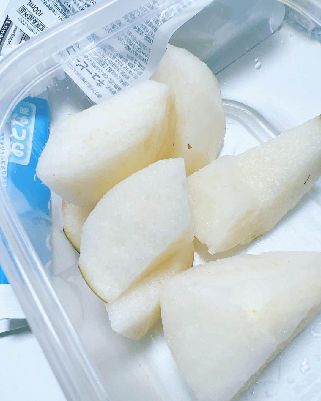 halcaのインスタグラム：「ママが梨切ってくれました🍐 なかなか美味しいです じゃがいもじゃありません  #halca #ハルカメシ #はるちゃーじ #梨」