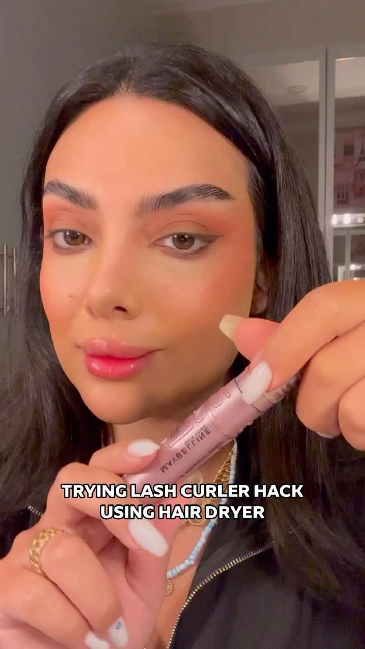 Makegirlzのインスタグラム：「تقييم حيلة تكسير ورفع الرموش باستخدام السشوار 🤔  Testing lash curler hack using hair dryer 🤔  بوتيكات #Boutiqaat #الكويت #السعودية #الامارات #عمان #البحرين #قطر #العراق#hack #makeuphack #makeup #contour #blusher」