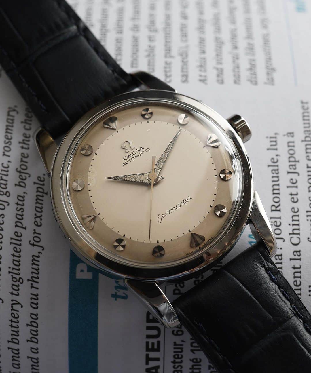 のインスタグラム：「Vintage OMEGA  2トーンダイアルが良い見た目な50年代のヴィンテージオメガ。 ジュエリーの装飾技法が使われたダイヤモチーフのインデックス、クサビ型とはまた違った雰囲気をもったモデルです。 針は均一にエイジングしており、ヴィンテージ特有の見た目に。 ムーブメントには500番台の初期型Cal.501が搭載されています  こちらの商品はオンラインにてお取り扱いしております。  no.21003890260910  #hirob #baycrews #vintagewatch #vintageomega #seamaster  @baycrews」