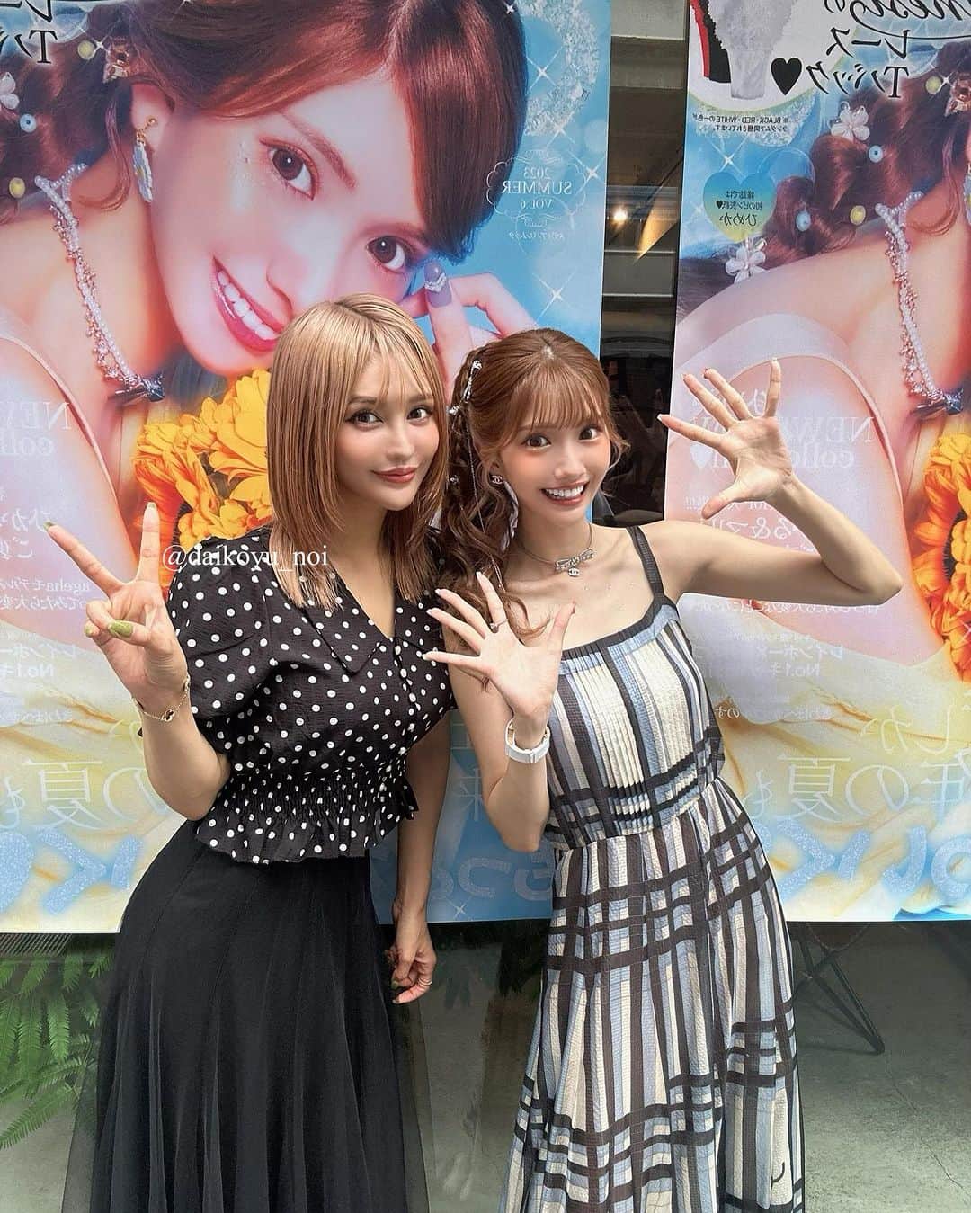 のいちゃんのインスタグラム：「. . 昨日は大好きなひめのお渡し会📚に、 私も参加させていただきました〜！ 18歳以下の子達が、ひめと直接会える素敵な日✨ 会いに来てくれた子たちはきっと 夢のような時間を過ごしたんだと思います🫧  とっても可愛い素敵な笑顔をたくさん見れて 私まで幸せな気持ちになりました😇❤️ . . ランスでは一緒に働いていて、 今はお店も役割も変わってなかなか仕事中に 顔を見ることも話す時間も減ってしまったけど、 プライベートでは大好きな友達🫶🏼 仕事では本当に尊敬してるすごい人！笑 これからもひめの活躍が楽しみだし そんなひめの素敵な日に携われたことがとても光栄です✨  ひめ、いつもありがとう🎀 そして、綾田リーダー、ノア社長、副社長、その他代表、 黒服さん達、キャストの皆もいつもありがとうございます♪ . @hmk_queen  @takeshiayata  @shingeki_noa  @ken.afactory  @mutty620  @tomi.fuk  . ps.そしてひめの顔のちっささよ。 わしでかすぎやろ . . #ひめか#レイズ#小悪魔アゲハ #ショートカット#シーシャ #vantyme#travel#summer#diet#sea#beauty#整形#豊胸#makeup#川越#大阪#北新地#ミナミ#東京#新宿#歌舞伎町#博多#錦#キャバ嬢#シーシャ#のいちゃん」