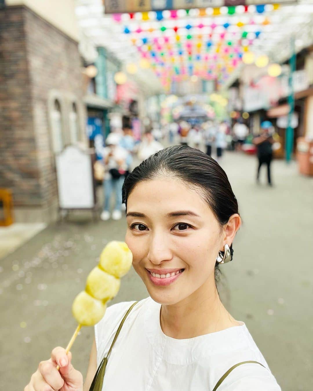 のインスタグラム：「先日、友人と西武園ゆうえんちに遊びに行ってきました🥰一番感動したのはウルトラマンザライド！！ 本当にウルトラマンの世界に紛れ込んだみたい！ 想像以上😳かなりの迫力でした🫣 あとは夏の夕日丘商店街も昭和な商店街にワクワクしましたー😍 五平餅食べたよ😋 プールもウォータースライダーに乗ったり大満喫🥰私はお仕事があり早めに帰ったのですがパレードあったり他にもたくさんアトラクションがあってまたゆっくり来たいなぁ！ #西武園ゆうえんち #ウルトラマン　#プール」