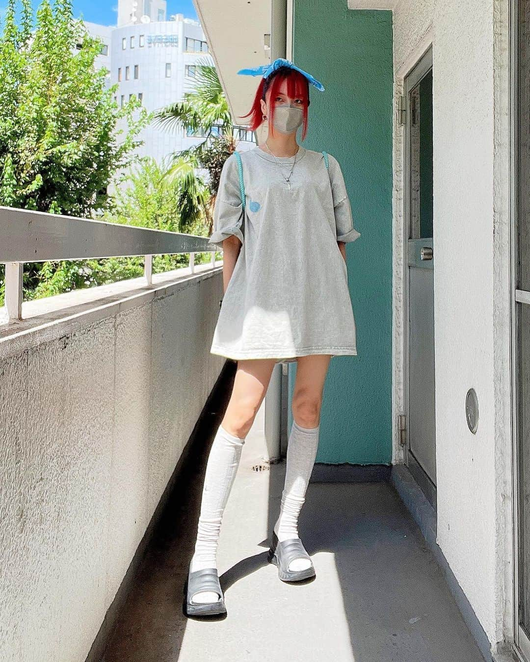 si ouxのインスタグラム：「帯締めの新しい使い方、リュック風 背中ハーネス #きょうの太陽浴  tee @muze_tokyo_official  socks @viviennewestwood  sandal @givenchy  bandana(tenugui) @fujirock_jp  necklace @upaborn」