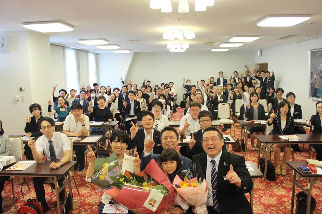 小路晃のインスタグラム：「【ありがとう富山市倫理法人会】  一年間、専任幹事という役を通して、 10歳年下の米山会長をお支えするという役割を無事任期満了致しました。  会長の女房役としてほぼ毎日、連絡を取り合い家族よりも濃密な時間を過ごさせて頂きました。  会長を勝たせたいという思いで取り組んだ結果、自分自身の思考の枠組みパラダイムが拡張し、うちわが広がったのではないかと心より感謝しております。  米山会長、お疲れ様でした。 ありがとう富山市倫理法人会様。」