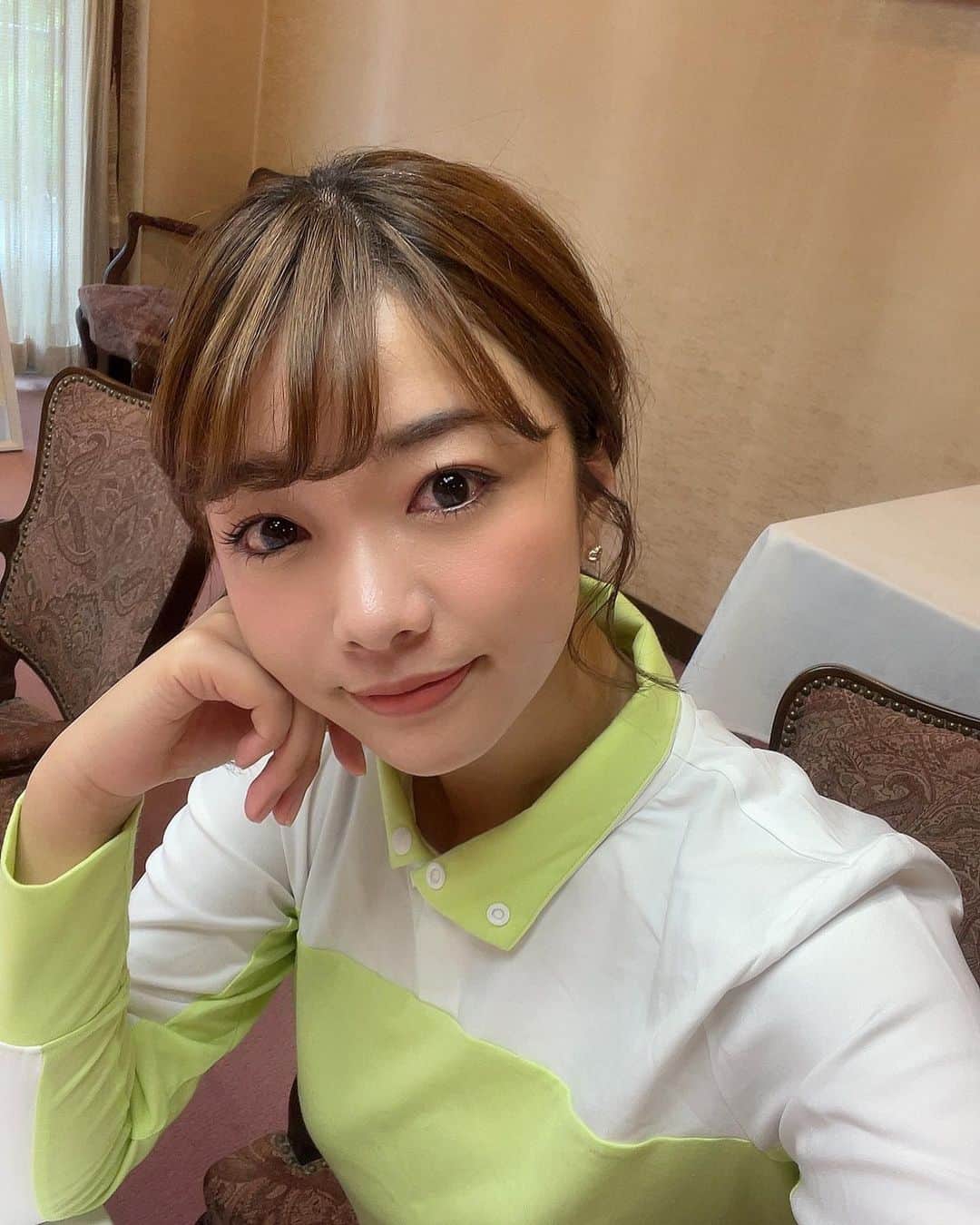 のインスタグラム：「本日からスタートの新番組🔔  『鈴木まあやのゴルフ塾〜 育てよう未来プロゴルファー〜』⛳️  私はMCをさせて頂いています🎤  三重県松阪市出身の 鈴木真綾プロと @maaya_official87  地元ジュニアゴルファーが 楽しくラウンドしながら、 真綾プロがアドバイスを してくださったり、 視聴者のお悩み解決を してくれてます🎵  ゴルファー必見🏌️‍♀️です👀  私も本当に勉強になった👏  🌻放送エリア ZTV全エリア （三重12ch、滋賀・和歌山・京都 11ch）にて📺  🌻放送日時 【第1回】 ⏰9月1日～15日 19:30～19:45  ロケ地は松阪カントリークラブです⛳️  是非ご覧くださいっ🫶  #ztv #松阪カントリークラブ #ゴルフ #golf #鈴木真綾 プロ #ゴルファー #ゴルフ女子」