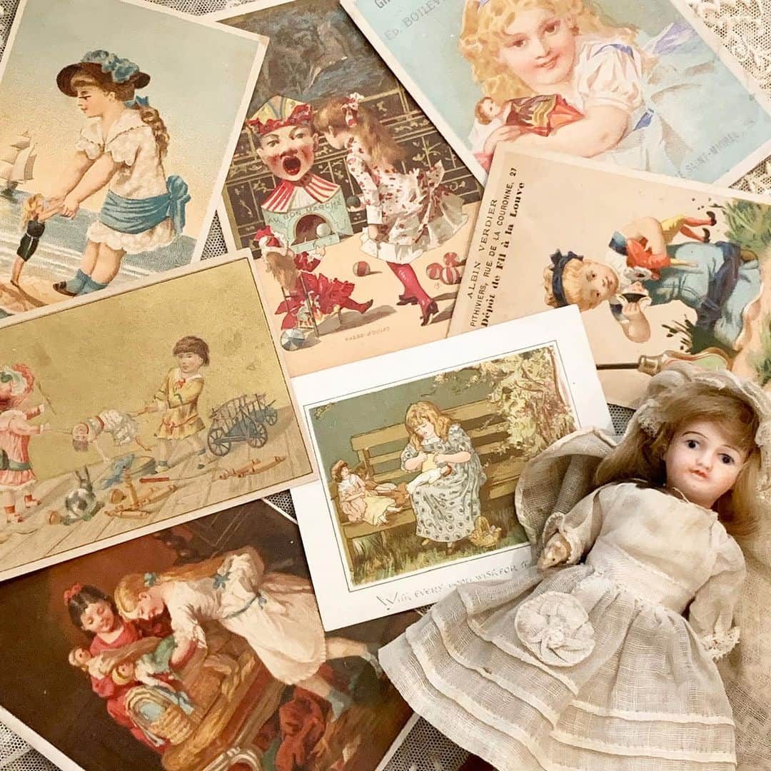 稚野鳥子さんのインスタグラム写真 - (稚野鳥子Instagram)「少女とお人形のクロモスカード。お人形さん達、可愛がられている子から、かなりワイルドな扱いされてる子までいつの時代も子供って容赦なく遊ぶのね。  #少女と人形 #お人形遊び #クロモスカード #ドール遊び #女の子の遊び #アンティークカード #紙もの好きさんと繋がりたい」9月1日 16時35分 - toricolore_shop