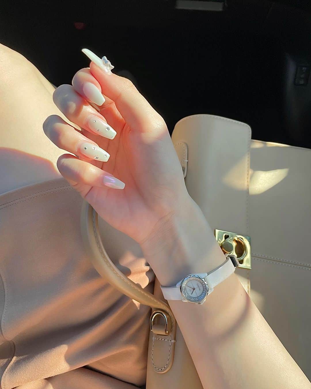 のインスタグラム：「. new nail🤍 乳白色の白ベースに オーロラピンクがかかってて きらっと見えるピンクが可愛い。🥺💕 夏っぽいしお気に入りネイルにランクイン🫶🏻 @_princess__nail_ いつも有難うございます♥️  #夏ネイル #ネイル #ネイルデザイン #ホワイトネイル #キラキラネイル #オーロラネイル」