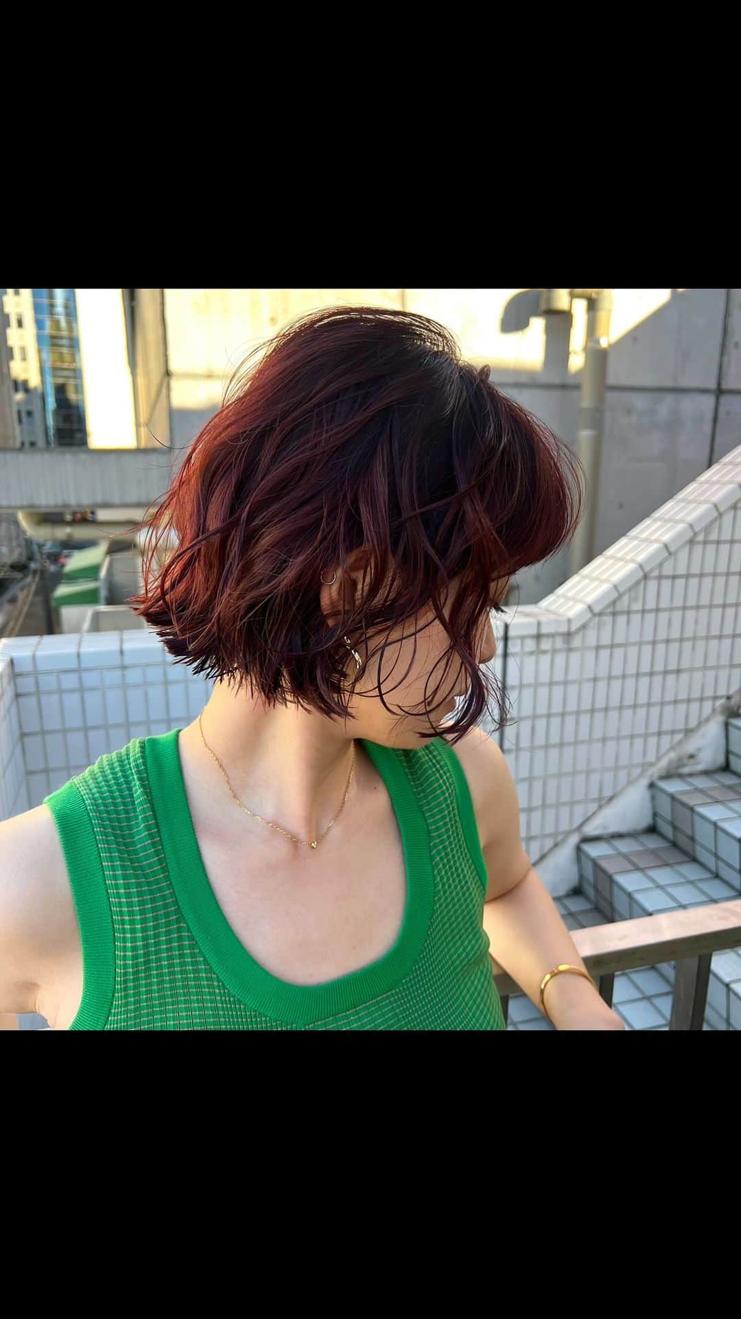 NOBU/渋谷店のインスタグラム：「イノアレッド . . @lorealpro_education_japan  #イノアカラー  #メタルdx  #マルチテクニックス . . @nobuhair 担当プロデューサーNOBU . . ✂︎オススメクーポン✂︎ ☆カット4000円 ☆カット、カラー6000円 ☆カット、酸性トリートメント15000円 ☆酸性トリートメント9000円 ☆カット、カラー、ハホニコ9500円 ☆カット、カラー、ケラスターゼ12000円 ☆カット、カラー、オッジィ13500円 ☆カット、バレイヤージュ27000円 ☆カット、ダブルカラー15000円 ☆カット、ハイブリーチ24000円 ☆カット、インナーカラー13000円 ☆カット、3Dハイライト16500円 ☆カット、フェイスフレーミング15500円 ☆カット、ハイライトグラデ23000円 ⚠︎NOBU指名料2000円 【ご予約は、NOBUインスタプロフィールURLからホットペッパービューティーにて】 よろしくお願いします★ . . NNNスリーエヌ　 ■営業時間10:00〜20:00  ※年中無休 ■住所　107-0061 東京都港区北青山3-12-1 オウル3階 . . #ヘアスタイル #ハイトーンカラー #ブリーチ #ホワイトカラー #カラー #ヘアカラー #ヘアアレンジ  #韓国ヘア #外国人風 #イメチェン #トレンド #美容師 #髮型 #髮型師 #剪髮 #中長髮#ตัดผม#ผม#헤어 #컷#hair #hairstyle」