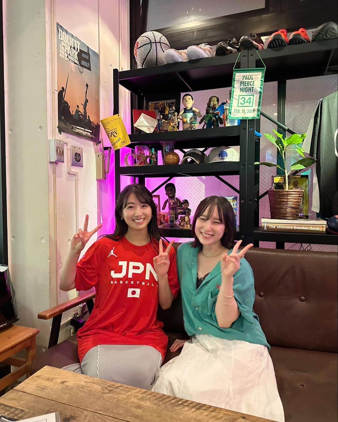 中崎絵梨奈さんのインスタグラム写真 - (中崎絵梨奈Instagram)「余韻にひたひたな今日です...  というかW杯期間中ずっとひたひたです。  昨日は念願のささらちゃんとの観戦！ もうめちゃくちゃ楽しかった..！！ 試合前も試合中も合間もずーっと 何かしら話してて楽しすぎ🥰  @c2cvision でのパブリックビューイングだったので周りのみなさんも大盛り上がりで最高でした！！  ベネズエラ戦はとにかく4Q！  比江島選手！！！！！  もう泣かせてくれるよね、 漢見せてくれるよね、 ここぞというときにすごいんだから最年長！！  序盤からスピードのある戦いをしていた日本だけど、相手のスカウティングもさながら、とにかくDFとパス回しが本当に上手い... あれよあれよと20点ちかく離れてしまった中盤。  だけどフィンランドでの戦いを見せてくれた日本だったから！「諦め」っていう考えは全くなくて！！ それはきっと全日本人ブースターそうだったんじゃないかと思うのです！！  途中馬場選手の怪我が不安だったり 比江島選手のはやめのファウルトラブルだったりで、胸がざわついた瞬間もあったけど、要所要所でね！、  ２２歳コンビがやってくれるのですよやっぱり。 どれだけマークされてたとしても しっかり流れを変えてくれる若手。  苦しい時は必ず彼、 吉井選手もまたやってくれるんですよね。 店内でも何度も「よしいー！！！」 と叫ぶ声が響いてました。  ホーキーソン選手は手堅くマークされながらも 河村くんとのホットラインで魅せてくれたり ゴール下だけじゃなくアウトサイドでも 魅せてくれて、もうなんていうか、もう、、 帰化してくれてありがとう！！！  そして渡邊選手の存在はとんでもない。 自分だけじゃなく、他の誰かの活躍にも 全身全霊で喜ぶあの姿は選手の士気を 高めるのはもちろん 全国民のこころをグッと掴んで熱くしたはず。  もうみんな書き切れないんだけど ほんとに一人一人のピースが 試合を重ねるたびに カチ、カチッと隙間なくハマっていく感じが 応援していてたまらんのです。  「俺たちは、チームなんだ！」  って全員の瞳から想いが溢れててすんごい。  目が、声が、勝利への姿勢がその想いを 私たちに伝えてくれる。  だから、私たちもこんなにも熱くなれるんだろうなって。  こんなに今も余韻ひたひたなのに コーチ陣の皆さんは昨日の夜から ガーボベルデ戦へ切り替えて対策を練っていて、 ほんとに、頭があがりません。天晴れすぎる。  W杯は残念だったけど まだパリ五輪出場権が残ってる。  W杯ダメでもこんなにまだ熱量あって 次に向かって進んでる。  選手もブースターも。  日本バスケ変わったよね。  なんかとても。  昔も良かったけど、さらにさらに 熱くて泥臭くてかっこいい。  あしたも全力応援します！！！！！！  #AKATSUKIJapan #パリ五輪 #ベネズエラ #ガーボベルデ #ゴーアカツキゴー　#FIBAWC」9月1日 16時45分 - chu_erina