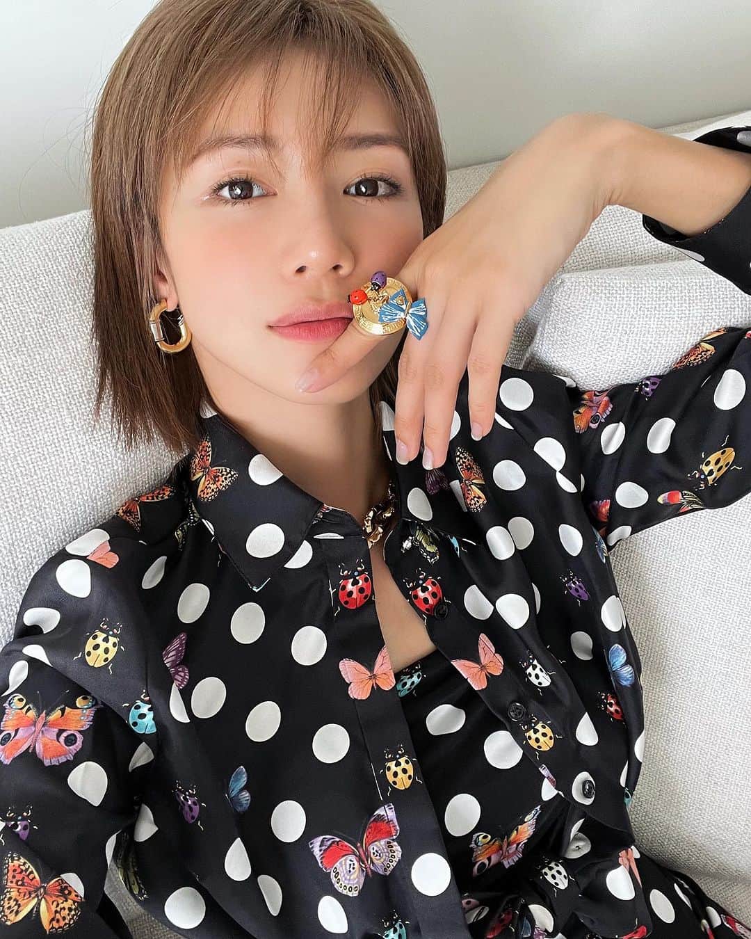 Elva Niのインスタグラム：「Trying on the new dress from #versacexdualipa on the typhoon day, nowhere to go but having a good time 😆 @versace  @donatella_versace  #找到比我更適合的手模」