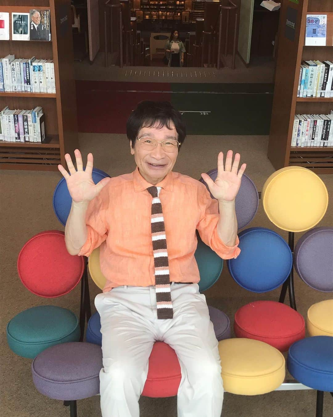 尾木直樹さんのインスタグラム写真 - (尾木直樹Instagram)「#都立図書館 のお仕事で金沢にある石川県立図書館を見学させて頂きました📚本当に素晴らしい図書館で、仙田満先生が設計された建物の美しさもさることながら、すべてが既存の図書館の概念を超えていて尾木ママ感動しました！！「世界の先端をいく図書館」です！館内のソファ🛋️もとってもオシャレ^ ^マンガ『スパイファミリー』の表紙でアーニャが座っているのと同じデザインなんですって💕 機会があれば、みなさんも是非行ってみてくださいね🤗 ｰ #石川県立図書館 #金沢市 #遊環構造 #美しい館内 #コンセプト #ユニーク #ハリーポッターの世界 #オシャレなソファ #ぜひ体感してください #図書館 #図書館巡り #尾木ママ #図書館好き #図書館へ行こう」9月1日 16時47分 - oginaoki_ogimama