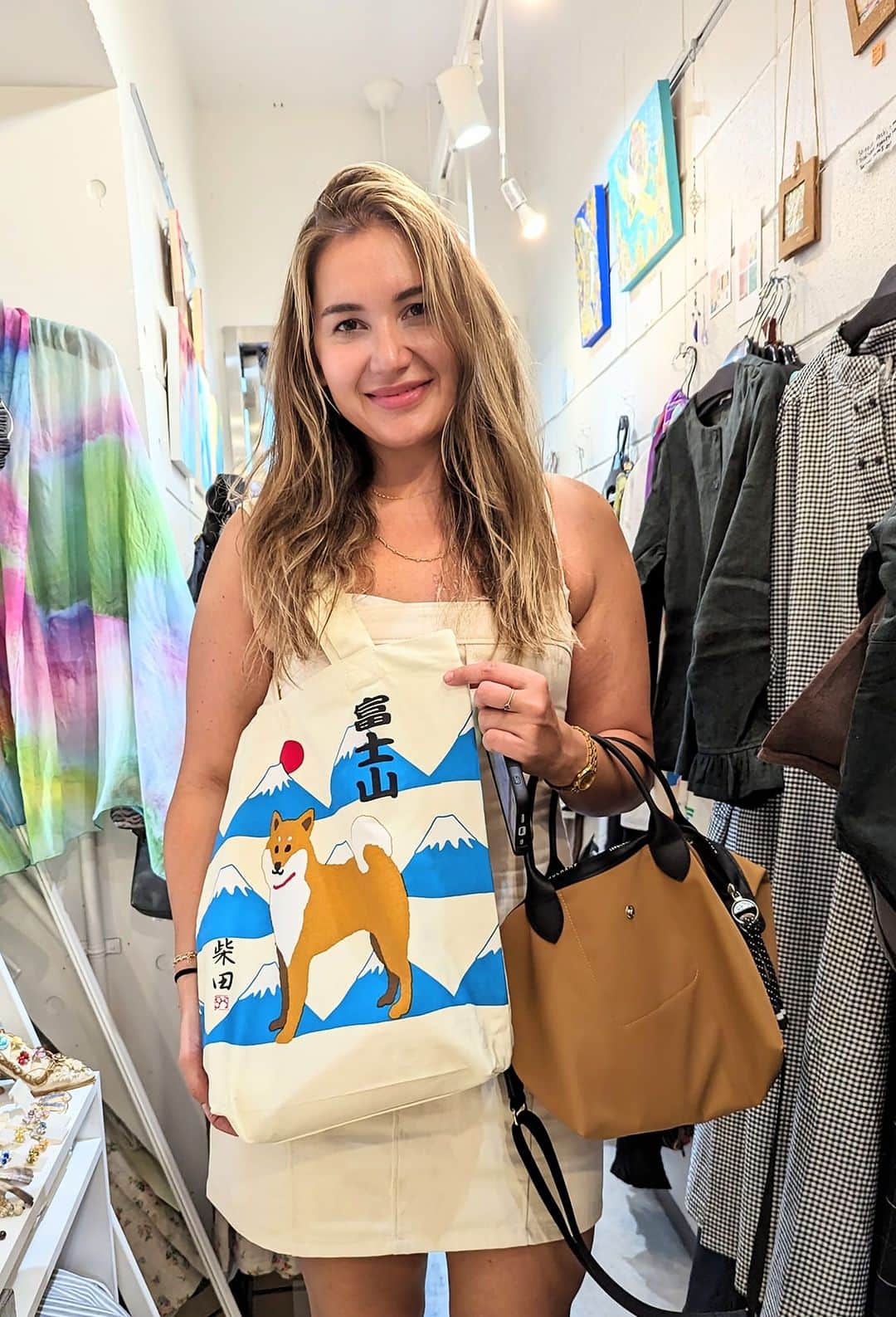 平井富子のインスタグラム：「Turkish beauty appearance！  イスタンブールからMerveさんがアンシャンテに、、  日本は初めて。京都、大阪も観光するらしい。 楽しそう。  朝日富士の柴犬トートバッグを気に入って頂きました。早速、活用。いっぱい入りますよ！  日本の秋をお楽しみ下さい〜」
