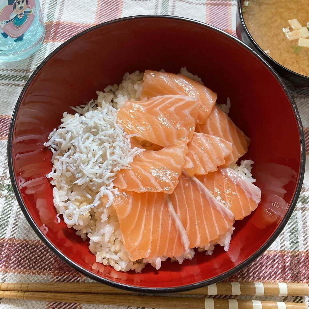川合翔太さんのインスタグラム写真 - (川合翔太Instagram)「火曜日 イヤホンが片方無いことに絶望。 その横でミットでわちゃわちゃ。  水曜日 ちいかわにハマる。  木曜日 サーモンしらす丼うま。  金曜日 イヤホン見つかる。  #クロコップ #元祖いちごちゃん #ハイパーペロちゃん #虹の黄昏 #野沢ダイブ禁止 #ちいかわ」9月1日 16時49分 - crocop.shota