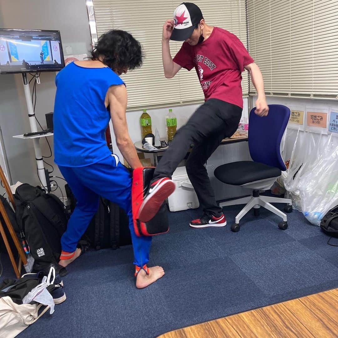 川合翔太さんのインスタグラム写真 - (川合翔太Instagram)「火曜日 イヤホンが片方無いことに絶望。 その横でミットでわちゃわちゃ。  水曜日 ちいかわにハマる。  木曜日 サーモンしらす丼うま。  金曜日 イヤホン見つかる。  #クロコップ #元祖いちごちゃん #ハイパーペロちゃん #虹の黄昏 #野沢ダイブ禁止 #ちいかわ」9月1日 16時49分 - crocop.shota
