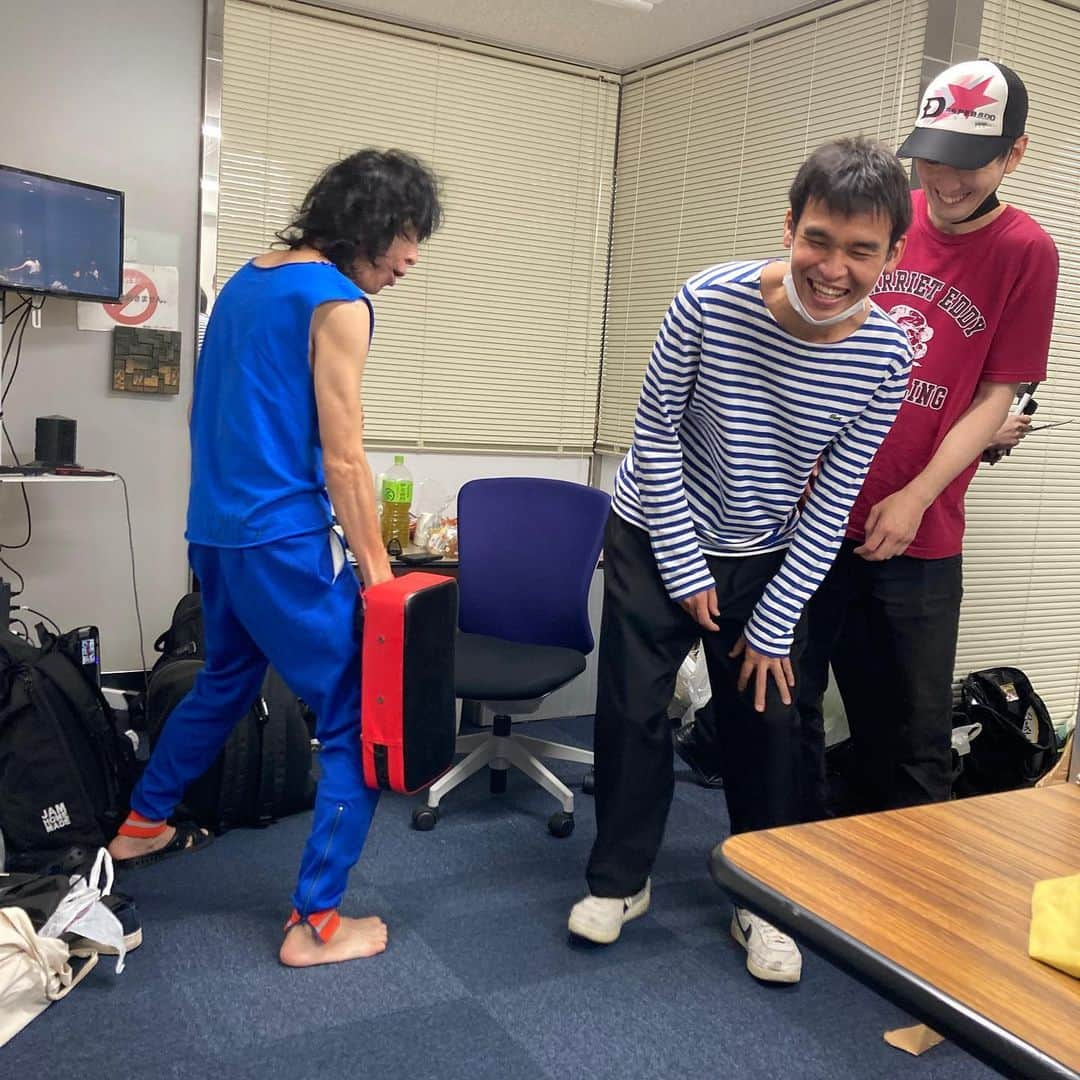 川合翔太さんのインスタグラム写真 - (川合翔太Instagram)「火曜日 イヤホンが片方無いことに絶望。 その横でミットでわちゃわちゃ。  水曜日 ちいかわにハマる。  木曜日 サーモンしらす丼うま。  金曜日 イヤホン見つかる。  #クロコップ #元祖いちごちゃん #ハイパーペロちゃん #虹の黄昏 #野沢ダイブ禁止 #ちいかわ」9月1日 16時49分 - crocop.shota