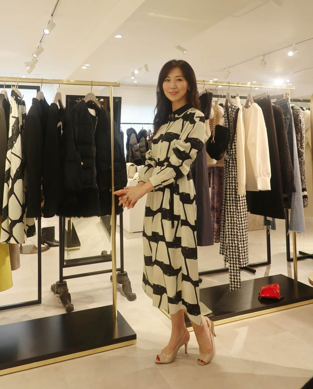 ImotoEtsuyo さんのインスタグラム写真 - (ImotoEtsuyo Instagram)「@graceclassofficial  2023A/W Collection！  楽しみにしていた #グレースクラス の展示会へ。 ・ ・  秋の始まりにぴったりなワンピースや 真冬に着るコートや色鮮やかニットなど。  今回の新作もどれも素敵でした。  届くのが楽しみです♪ ・ ・ ご一緒したのは @ayano.2.5.2.5 さん @haruna.kokubun さん  ・  @miemie4456  @graceclassofficial  @gracecontinental.official  #graceclass  #2023aw  #人気 #着映え  #パリ #paris  #classic  #modern  #luxury  #新作 #fashion  #秋冬  #きれいめコーデ  #エレガント #ワンピース #ドレス  #コート  #アラフィフ」9月1日 16時56分 - bisuhada