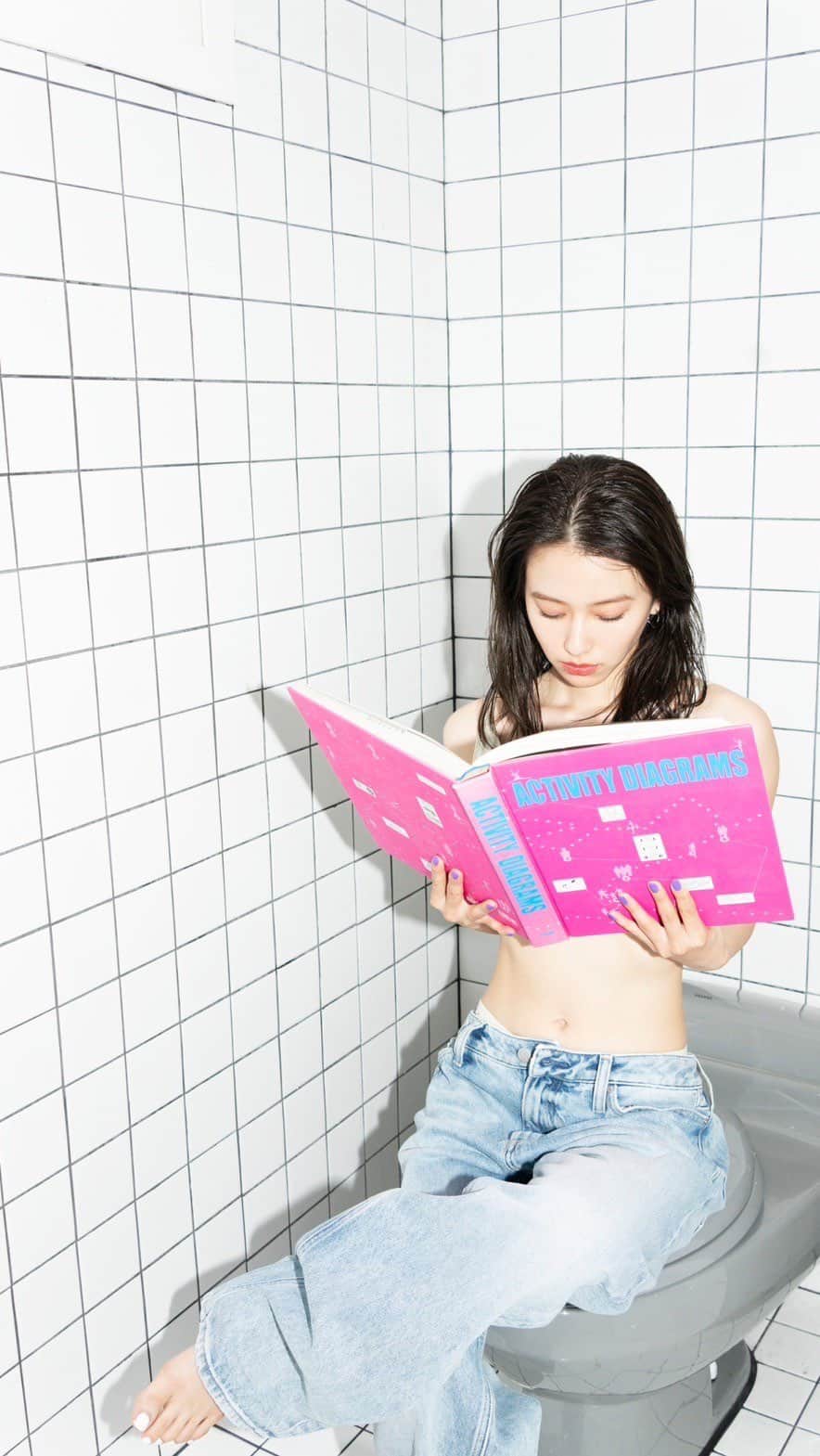 山本舞香のインスタグラム：「全てじゃないけど私の大切なものを少しでも知って欲しくて作りました。 やっと。皆様にお伝えできて嬉しいです。 素敵な一冊ができそうです。 応援してくださっている皆様に会える機会を作ると約束をしていたので。  実現できました。  10月13日。発売日までもう少し待っててね☺︎  『Bailar』 山本舞香1st Photo & Style book  video creator @i0_382」