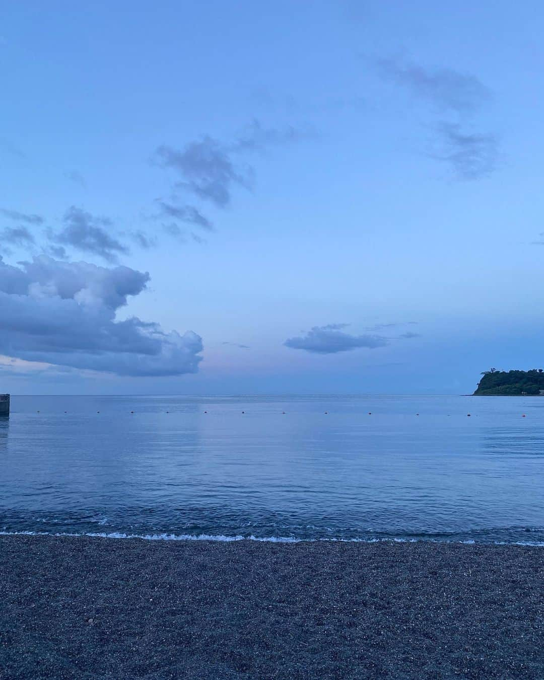 姫乃たまのインスタグラム：「いるか浜で海を眺めながらお酒飲みました。  地元の酒屋さんで買った地酒と、同じく伊東のみかんワイン。 みかんワイン、まさに「みかんワイン」って味だった。  コンロでかますの干物焼いて食べました。 すぐ日が暮れて真っ暗に。  いるか浜は何年か前に偶然、車を走らせてて友人たちと見つけたきれいな海。 友人はその後、あまりに気に入って近所に引っ越していきました。  #姫乃たま #いるか浜  #みかんワイン」