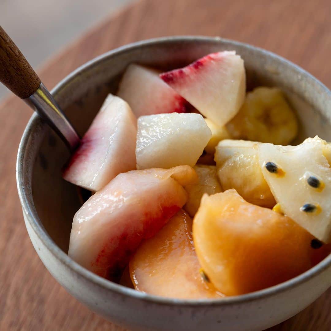 武井義明のインスタグラム：「おやつ。  Hard peaches, not-so-sweet melon, too-sour plums, very last-minute passion fruit, bananas and pears, all dressed with honey.  #leica_photos #leicaphoto #leicaphotography #leicasl #leicasl601 #foodphotography #foodphotographyandstyling」