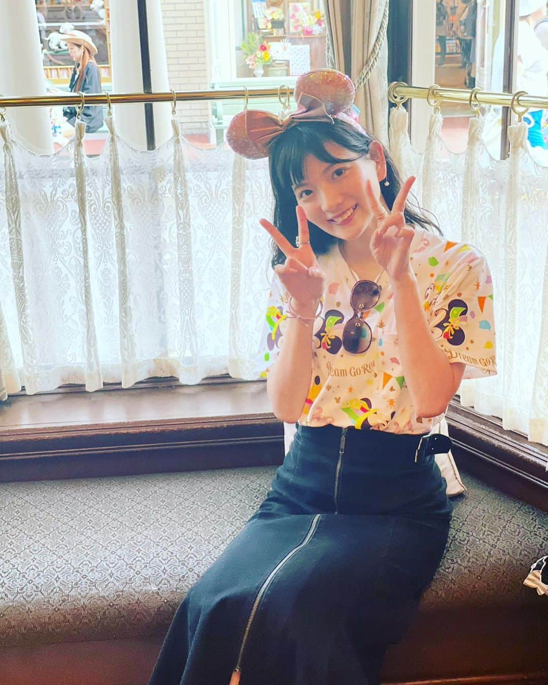 美蘭レンナさんのインスタグラム写真 - (美蘭レンナInstagram)「. . . 今日から新学期 あっという間に9月が スタートしましたね☺️  ディズニー続きで 今回はソロショット🎀  行ったのは6月末なので(ずいぶん前w) 一足早い夏休みでしたが 写真見返しても楽しかったなぁって思います🩷  9月もお仕事、キャンドル、 日舞のお稽古などなど、やる事は盛り沢山💪 でも楽しい予定も立ててるぞ😁💓  しっかりタイムスケジュール決めて 目標決めて乗り切ります💪💪  新学期もお互い頑張りましょう☺️☺️ . . . . . . 🕯️ーーーーーーーーーーーーーーーーーーーーーー  9月29日金曜日　11:00〜21:00 9月30日土曜日　11:00〜19:00  @un.deux.trois.ballet  バレエショップイベント  @casamili_official  キャンドルブランド　初出店🕯️ 2日間とも店頭におります💓  同イベント 9月30日土曜日  ① 11:30〜12:30  ②14:00〜15:00 にちビュー(日本舞踊+宝塚レビュー)  ワークショップ開催  大阪本町・STUDIO ESSERISM 様にて🩰  ーーーーーーーーーーーーーーーーーーーーーーー🩰 . #キャンドル#candle#カーサミリ #キャンドルのある暮らし #キャンドル作り#candlemaking #オンラインショップ#バレエ#イベント #日本舞踊#宝塚#ダンス#サシェ #インテリア#インテリア雑貨 #インテリア好き#ハンドメイド #ハンドメイド雑貨#9月#新学期#スタート #ディズニー#ディズニーランド #ディズニーシー#40周年 #ディズニー写真部 #disney#disneyland#trip」9月1日 16時53分 - renna_miran33