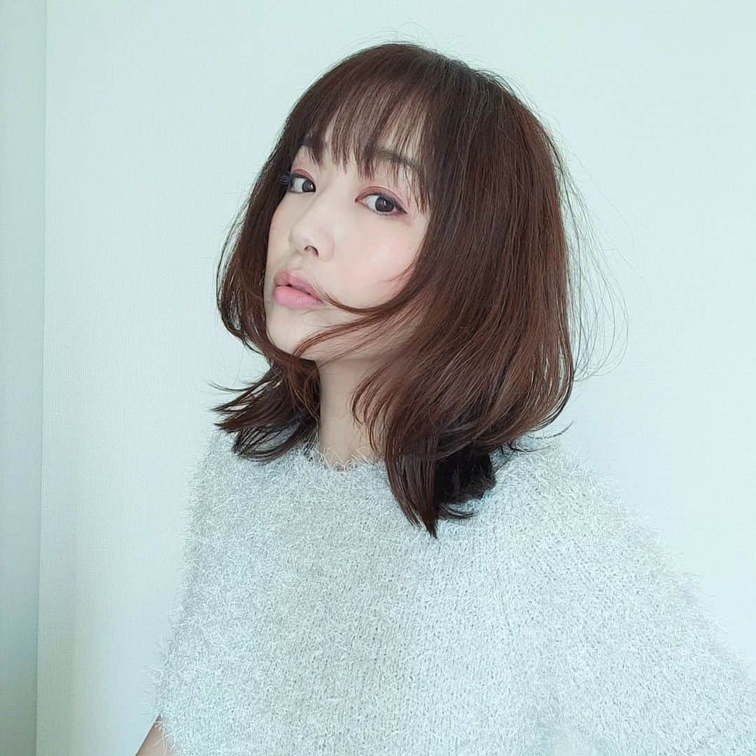 工藤里紗のインスタグラム：「NEWHAIR🩷 大人っぽく 軽くなった🤍  #くびれヘア #大人ミディアム #もうすぐ #40代」