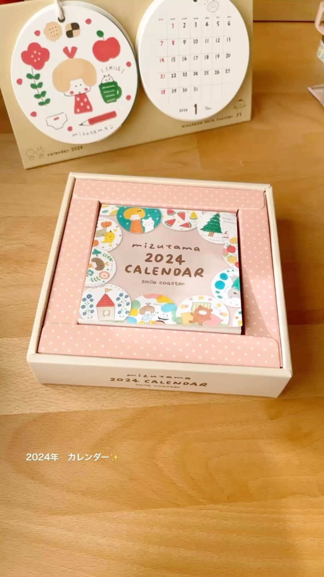 mizutamaのインスタグラム：「日めくりカレンダー✨ ⁡ 9月上旬よりカレンダーが店頭に並び始めるそうです☺️ 2024年、mizutamaカレンダーと一緒に過ごしませんか♡ ⁡ ⁡ ⁡ #日めくりのカレンダー #カレンダー #2024カレンダー #mizutama」