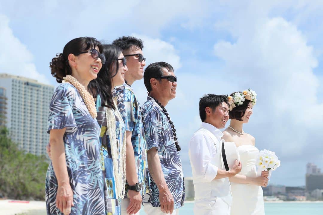【公式】小さな結婚式さんのインスタグラム写真 - (【公式】小さな結婚式Instagram)「. @petit.wedding をフォローしてね♩ #小さな結婚式 をつけてのお写真投稿も大歓迎です♡ こちらの公式IGでリグラムさせていただきます＊ . 日本を飛び出して グアムでの結婚式はラフに楽しく♪  透き通る海をバッグに お揃いのアロハシャツとサングラスで決めて📷✨ 両家の絆が深まる結婚式💐 . >>#小さな結婚式グアム店 . ——————— #petitwedding #ラヴィファクトリー #前撮り #結婚式 #プレ花嫁 #卒花 #家族婚 #少人数結婚式 #ウェディング #wedding #bridal #weddingdress #花嫁 #挙式 #結婚式準備 #式場探し #日本中のプレ花嫁さまと繋がりたい #結婚式の思い出に浸る会 #結婚準備 #グアム花嫁 #ウェディングフォト #花嫁コーディネート #海外挙式 #リゾートウェディング #海外ウェディング #アロハシャツ #ロケーションフォト #写真に残す結婚式」9月1日 17時03分 - petit.wedding
