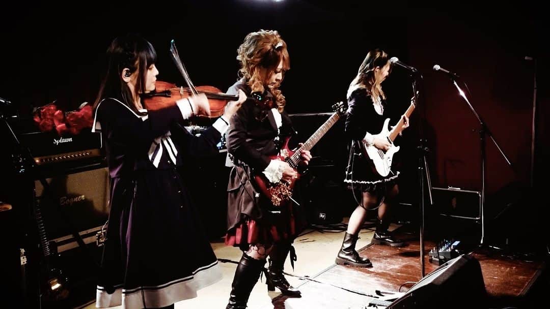 のインスタグラム：「HIZAKI Solo LIVE「Queen of the Night」  9/2 21:00〜  HIZAKI & Mayto. Queen of the Night「Talk Live」 8/19のライブからダイジェスト映像公開！ ※Jillさんは映像のみの出演となります。  https://www.youtube.com/watch?v=5g_Ubatt9hU」
