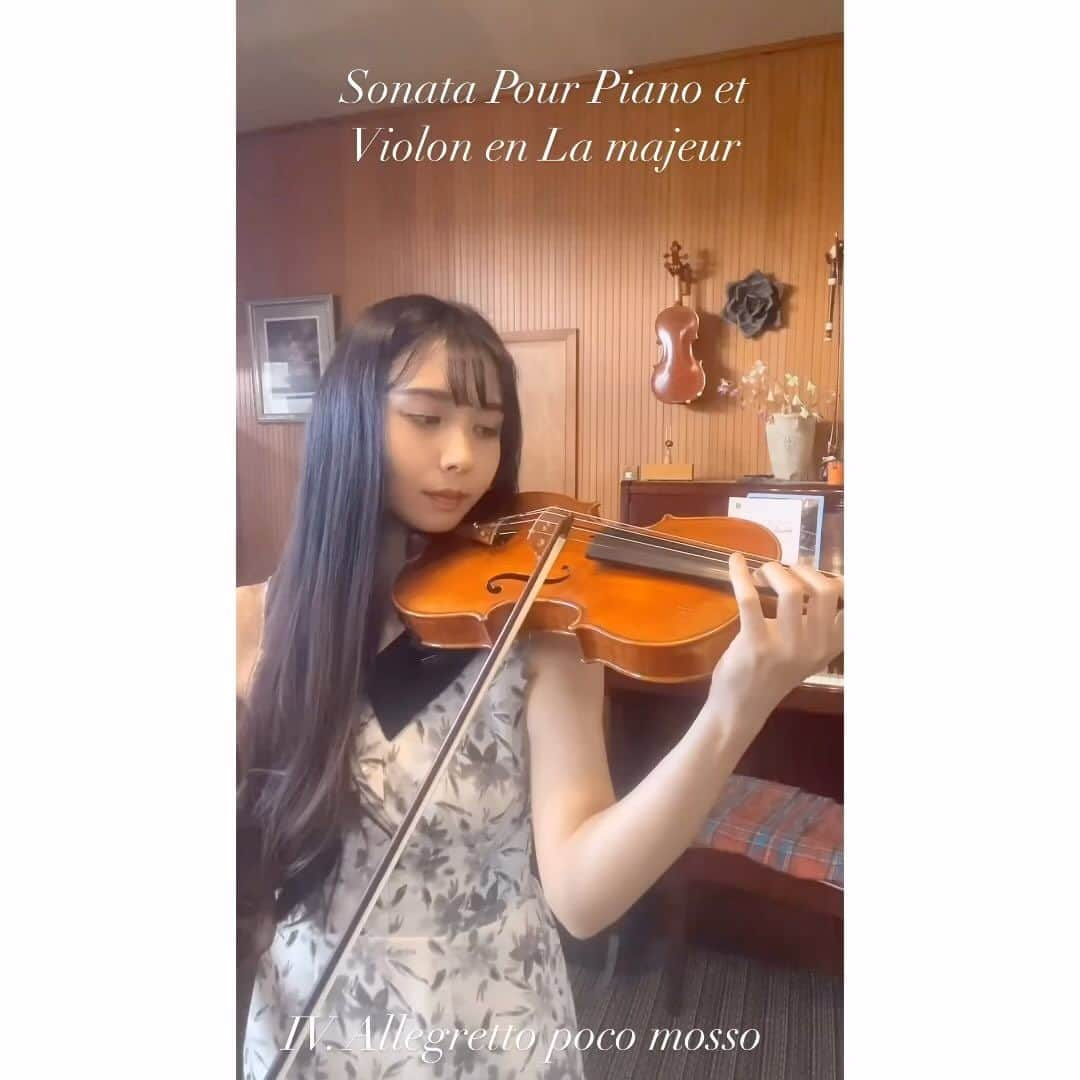 中村祐美子のインスタグラム：「.  César Franck🇧🇪 Sonata Pour Piano et Violon en La majeur  IV. Allegretto poco mosso  - Opening -  ベルギーの作曲家、セザール・フランクの ピアノとヴァイオリンのためのソナタ第四楽章より、冒頭部分。  各楽章それぞれ、様々な逸話や解説が記載された著書はごまんと存在しますが  私が弾いていて感じるイメージは  1楽章 ＝初恋 2楽章 ＝葛藤 3楽章 ＝ 対話(自分との) 4楽章 ＝ 成長  という感じ。  バイオリン一本だと全く伝わらないですが、 (じゃあ何で撮ってるんだろ)  4楽章の冒頭はピアノから始まりカノン形式となっています。 ピアノとの掛け合いが楽しいし 4楽章が一番好きだなぁ。  皆さんもよかったら全楽章、 何かのコンテンツで聴いてみてくださいね。  #césarfranck  #violinsonata  #allegrettopocomosso #4movement  #violinist #mariogadda #セザールフランク #バイオリンソナタ #バイオリニスト  #ヴァイオリニスト #ピアノとバイオリンのためのソナタ  #第4楽章  #🇧🇪」