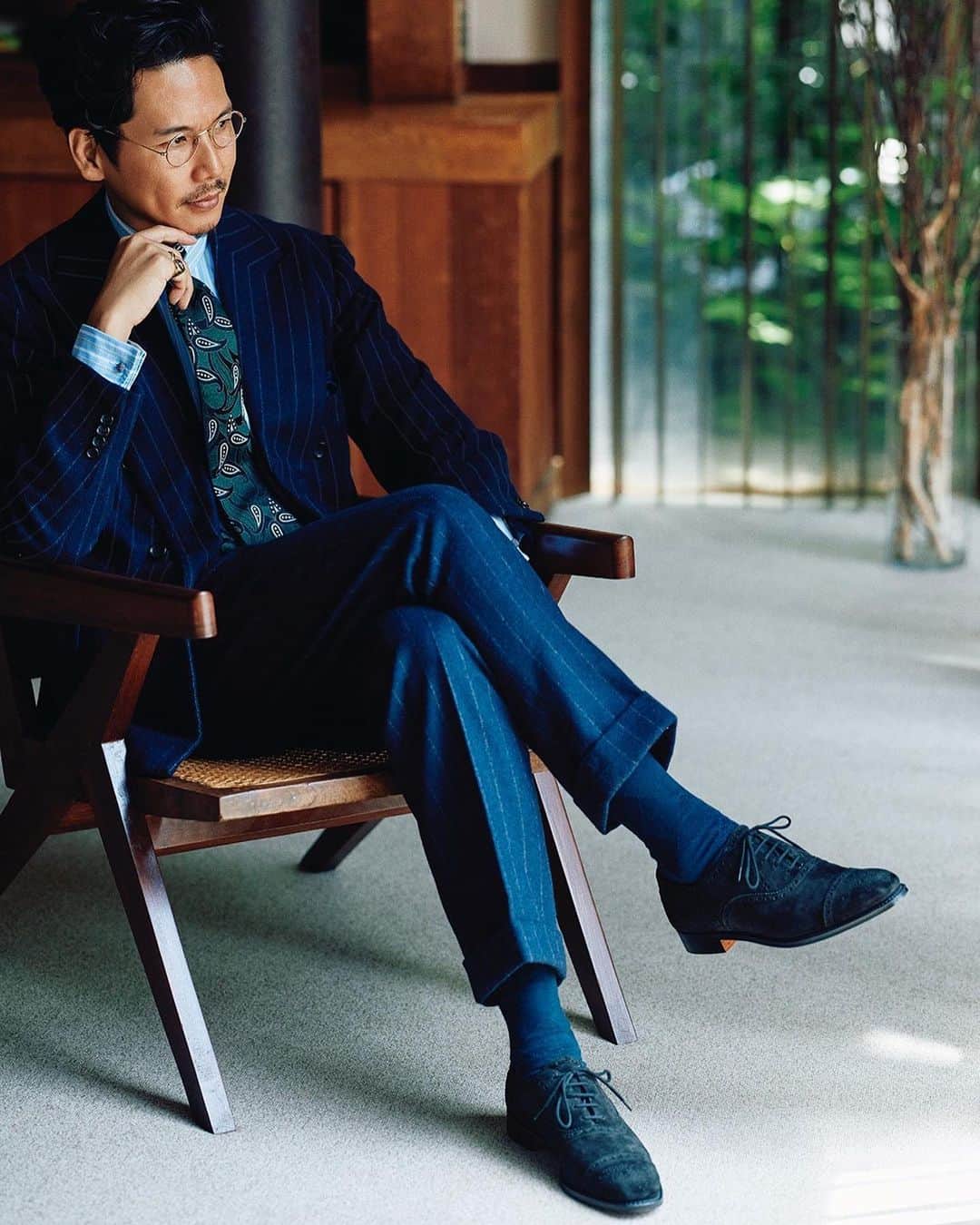 Shuhei Nishiguchiさんのインスタグラム写真 - (Shuhei NishiguchiInstagram)「"2023AW My recommended styling③" @mr_beams_webmagazine  英ジョセフ チーニーに別注したセミブローグ。古き良き英国靴を作りたいという思いから。オーセンティックな英国ラストをベースに古き良き英国靴に見られるショートノーズを意識してミリ単位で修整を重ね完成させました。 フルグレインスエードを使用したブラックスエードとドイツボックスカーフのブラックの2色でのお取り扱いです。今季は改めてレースアップの靴が履きたいですね。  ダブルブレストのスーツは英フォックスのヘビーフランネルのチョークストライプを使用したダルクオーレのスミズーラ、シャツはオルタネイトストライプのアルニスのビンテージシャツはダブルカフス、英国らしいジャガードのタイはシーワードアンドスターン。 色遣い、素材遣い、仕立てなど靴の雰囲気に合わせたミックス感のあるスーツスタイルで表現しました。  Ph. @satoshikuronuma   Suit： @sartoria_dalcuore  Shirt： arnys 80's Tie： @seaward_and_stearn  Shoes @josephcheaney  Eyewear： @aoeyewear 40's  #beamsf #suitstyle #classicmenswear #vintagefashion #modernclassic #menwithclass」9月1日 16時56分 - shuhei_nishiguchi